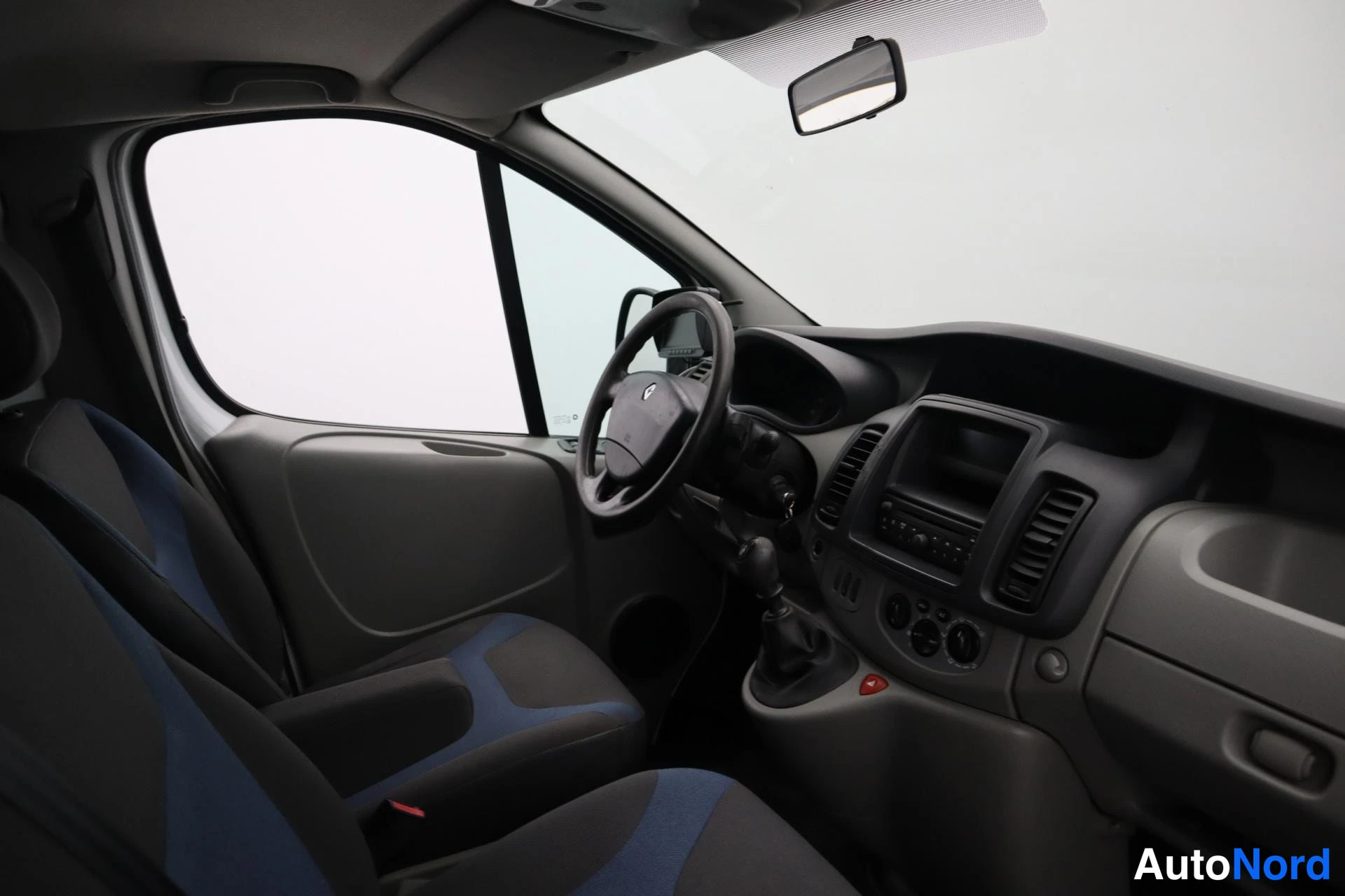 Valkoinen Renault Trafic 2011, kuva 14