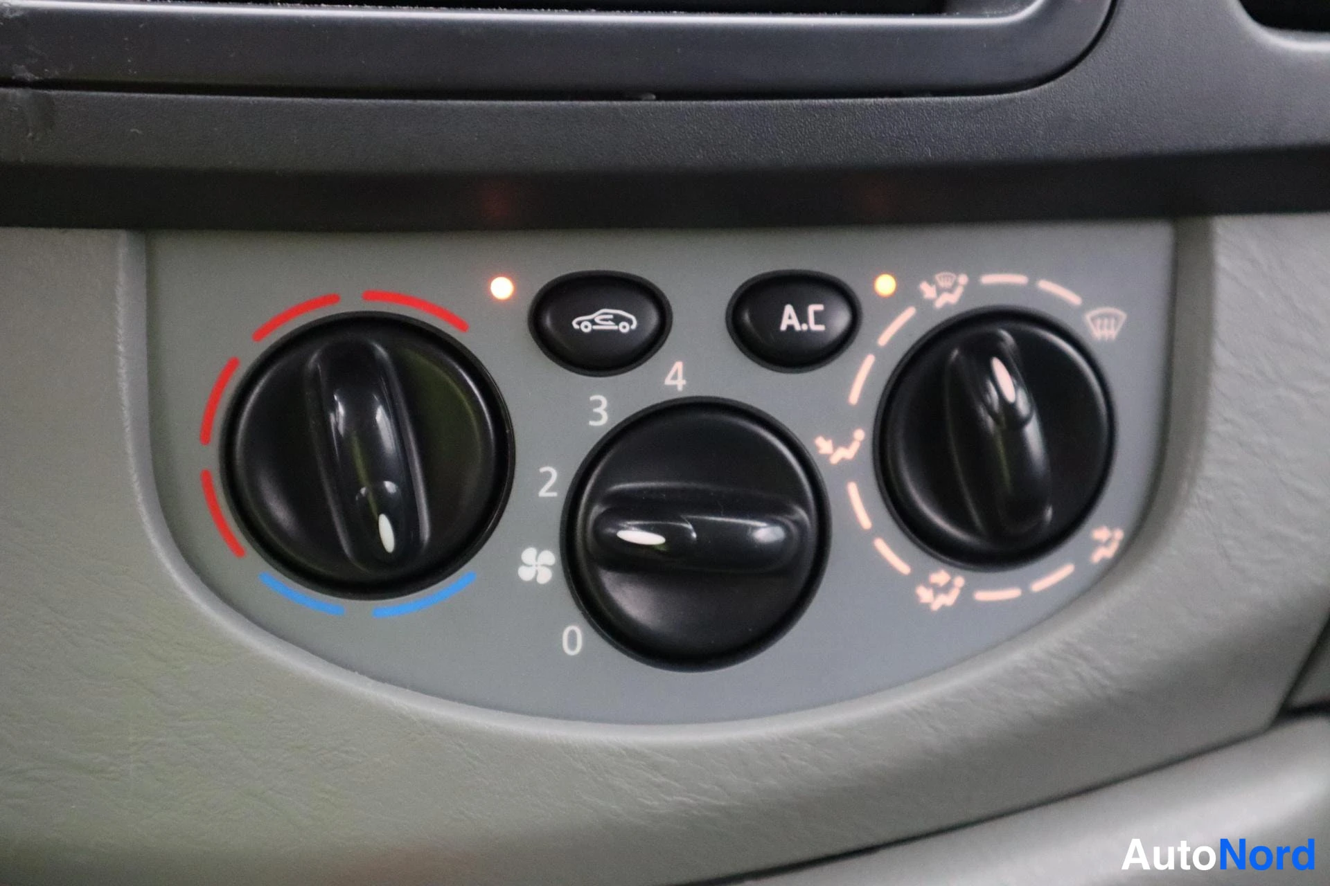 Valkoinen Renault Trafic 2011, kuva 17