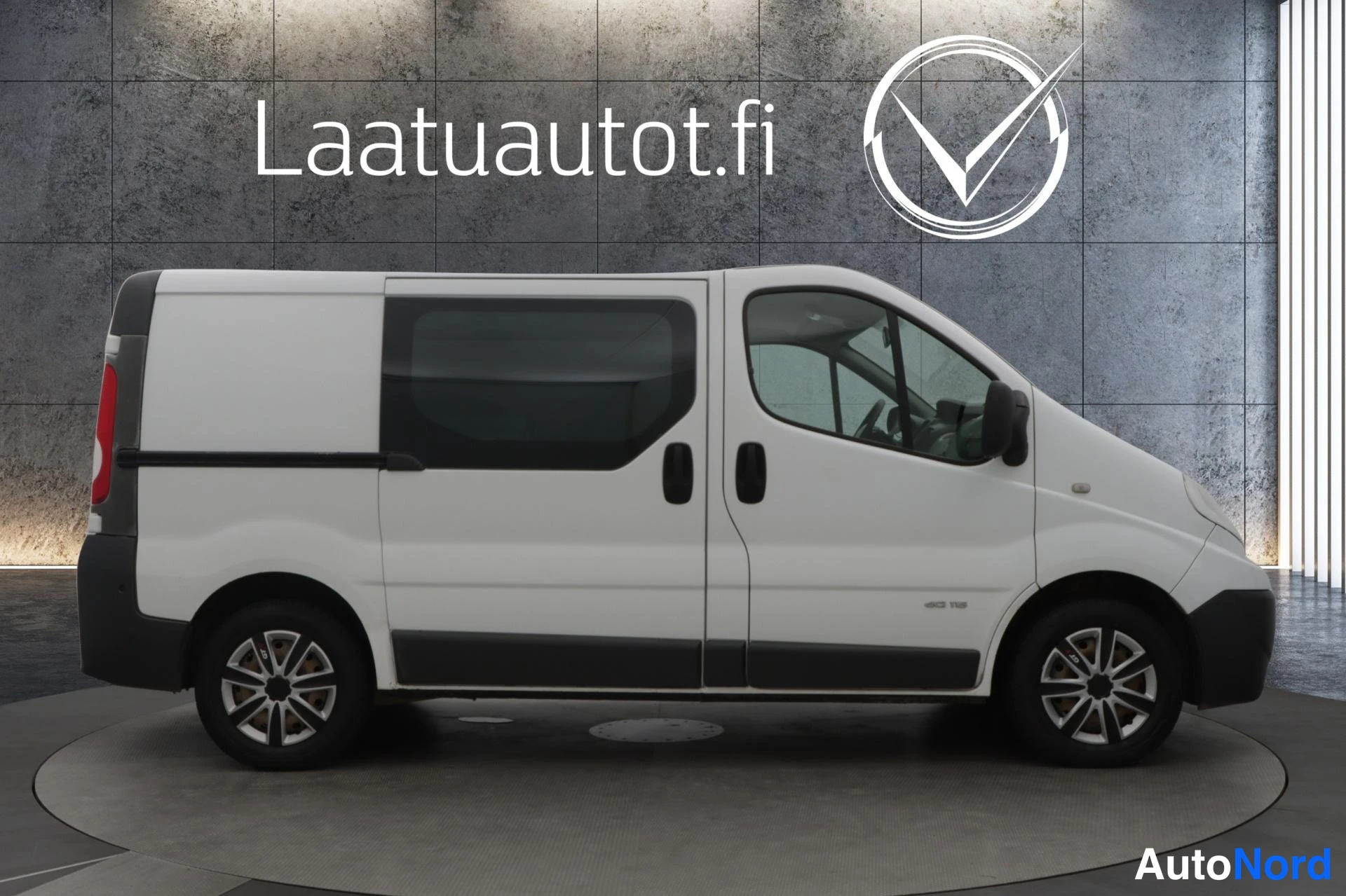 Valkoinen Renault Trafic 2011, sivulta, kuva 3