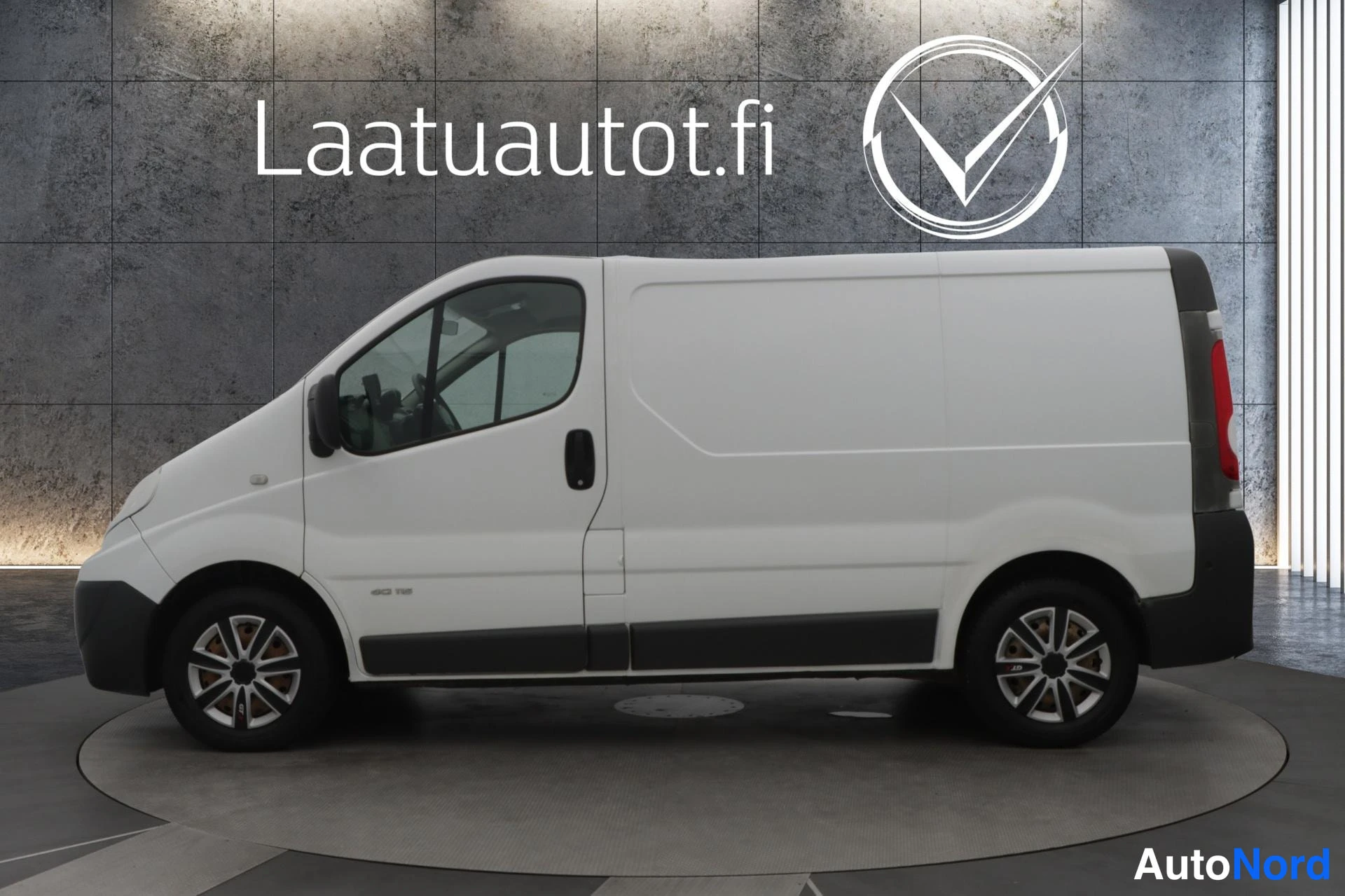 Valkoinen Renault Trafic 2011, sivulta, kuva 4