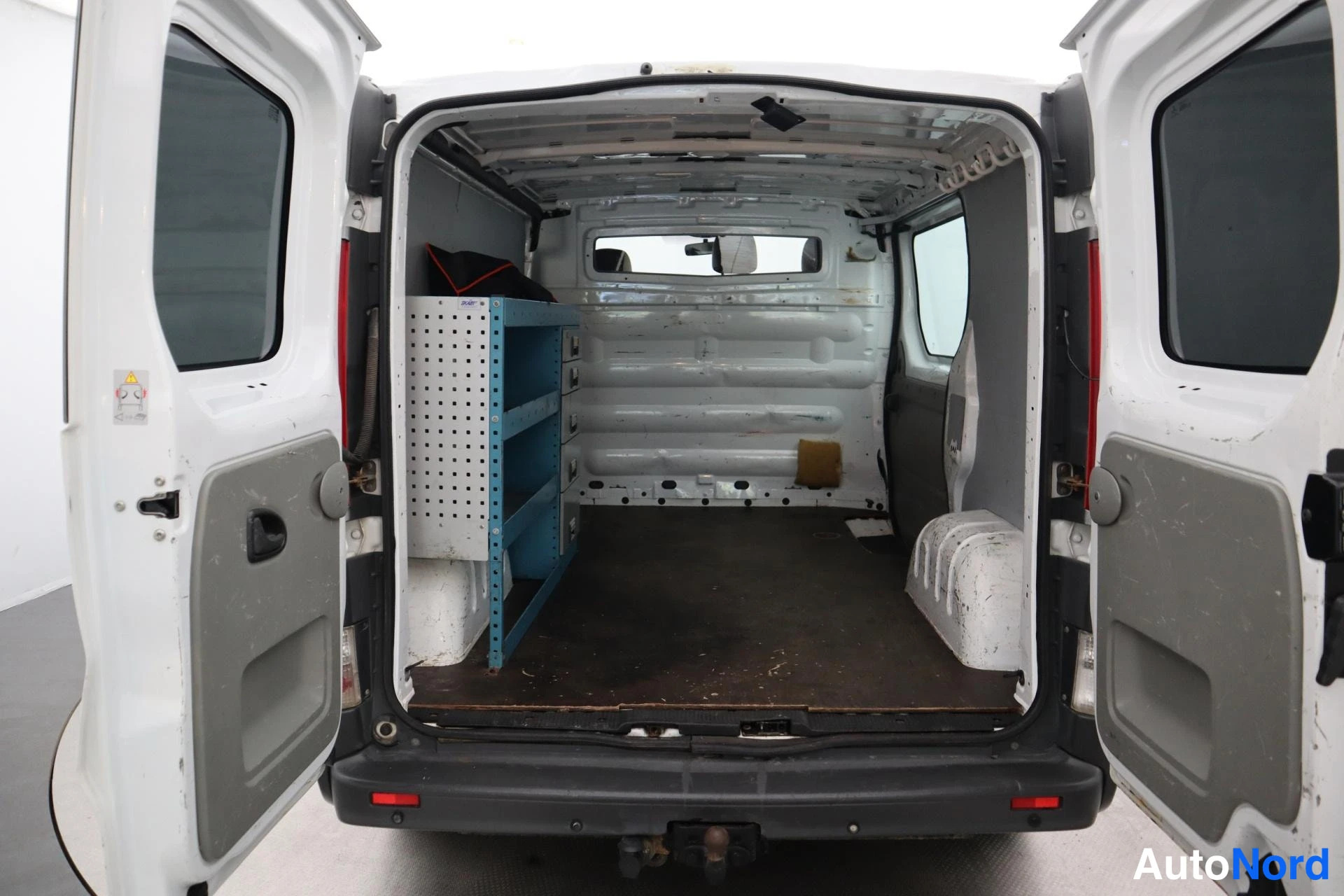 Valkoinen Renault Trafic 2011, takaa, kuva 7