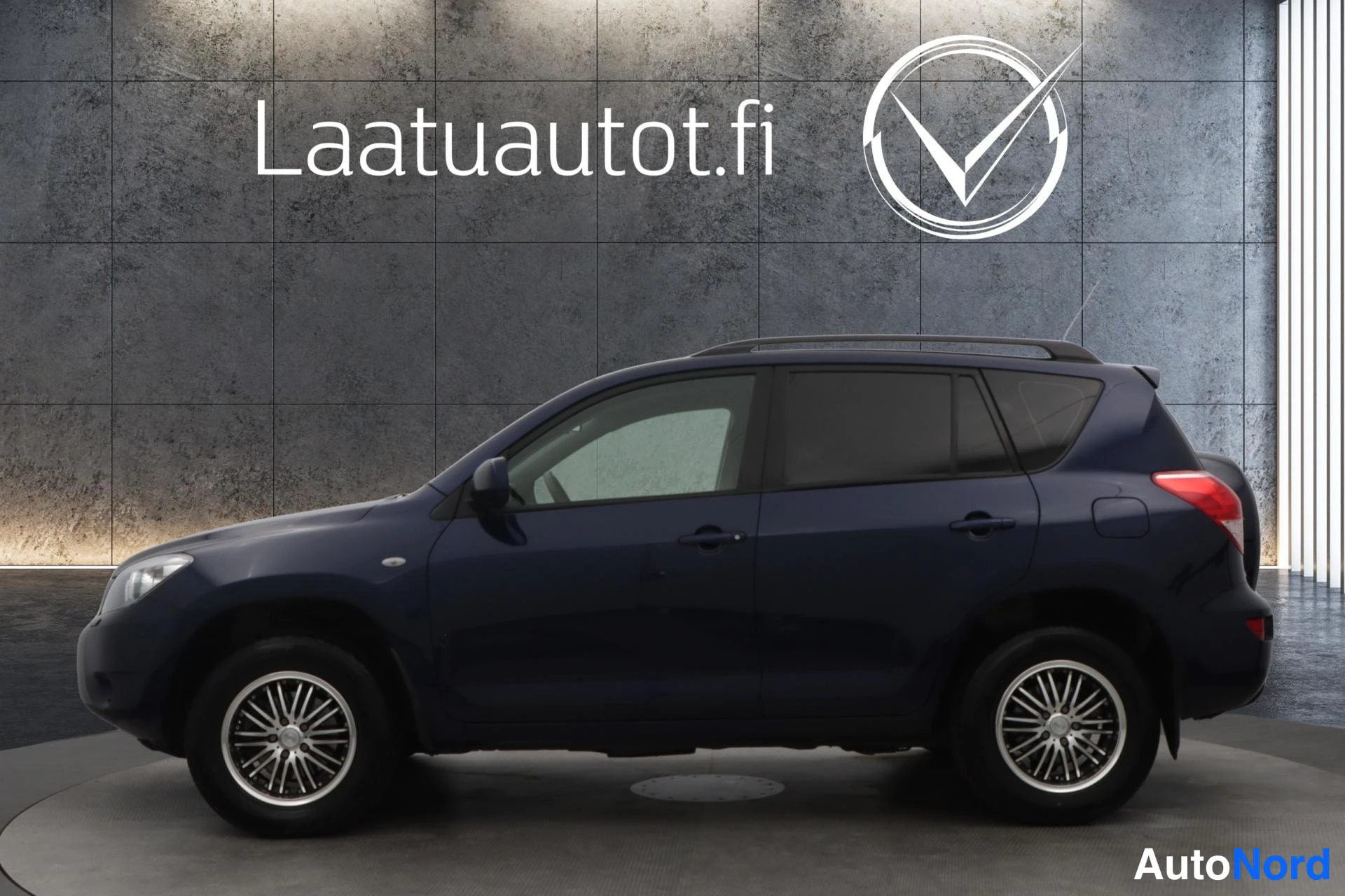Sininen Toyota RAV4 2006, etuviisto, keula vasemmalle, kuva 2