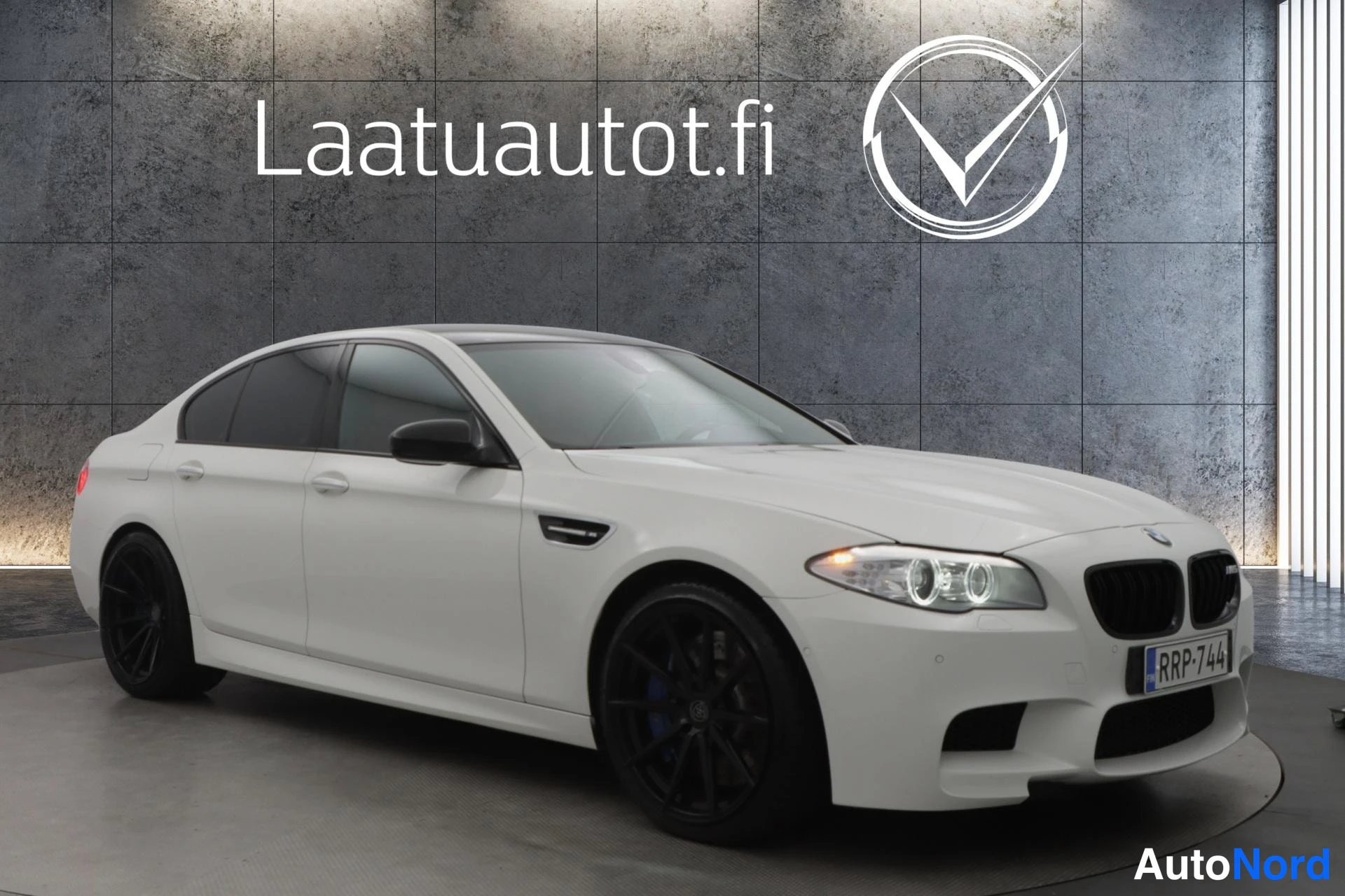 Valkoinen BMW M5 2013, etuviisto, keula oikealle, kuva 5