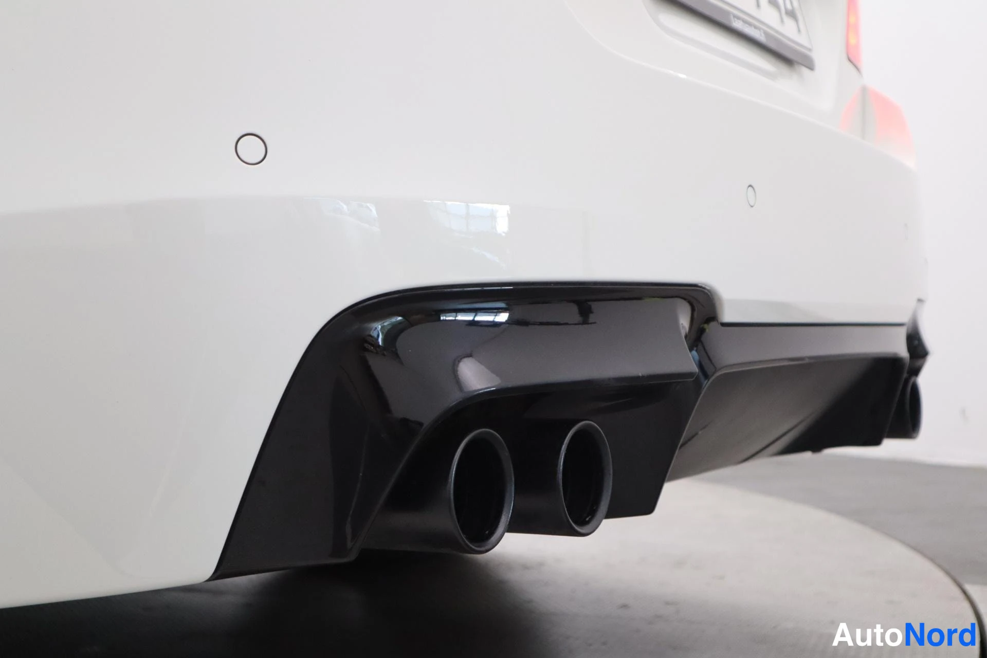Valkoinen BMW M5 2013, takaa, kuva 13
