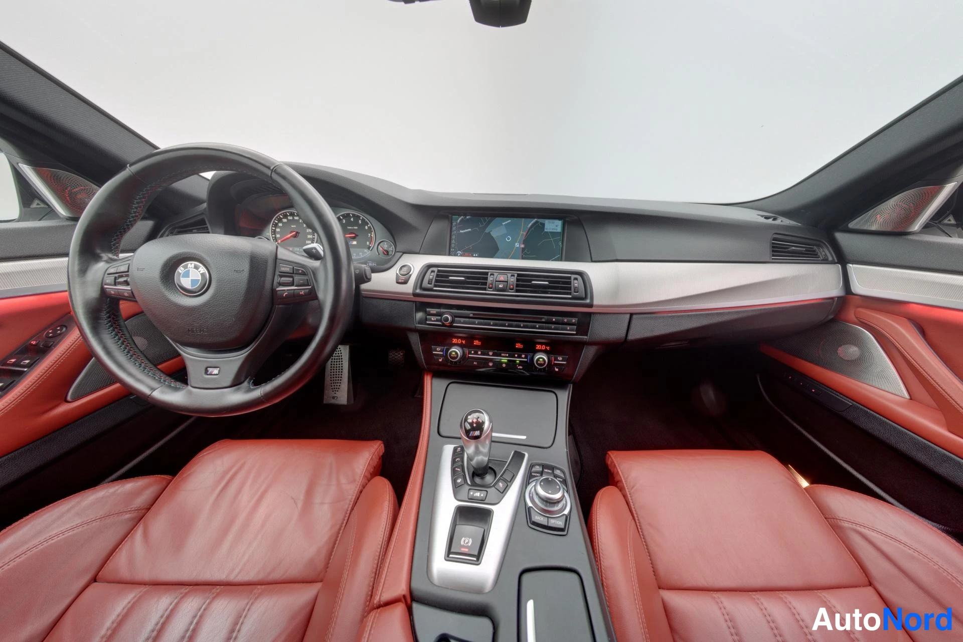 Valkoinen BMW M5 2013, edestä, kuva 7