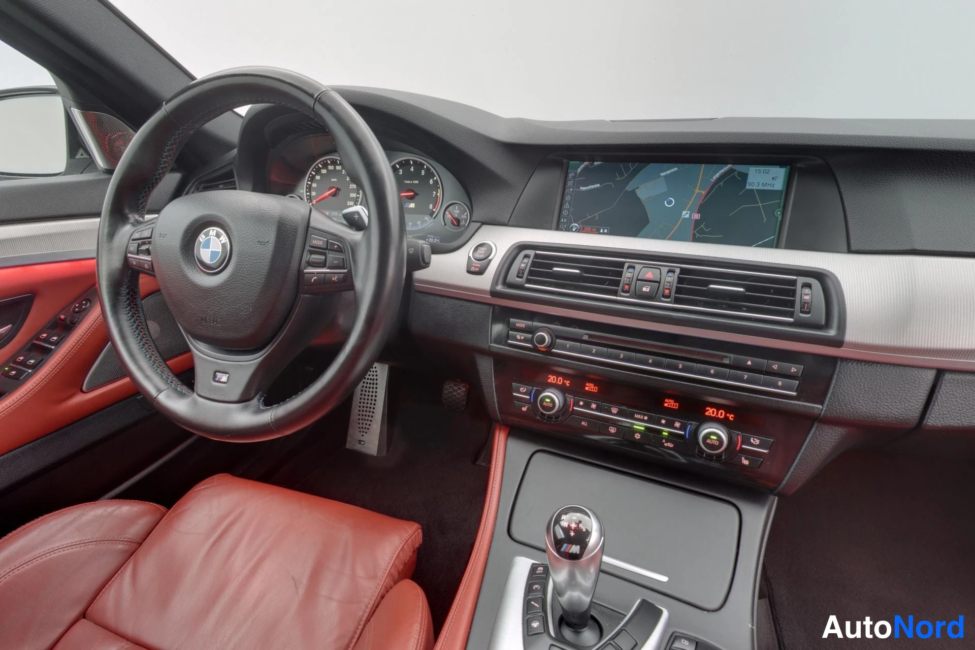 Valkoinen BMW M5 2013, edestä, kuva 6