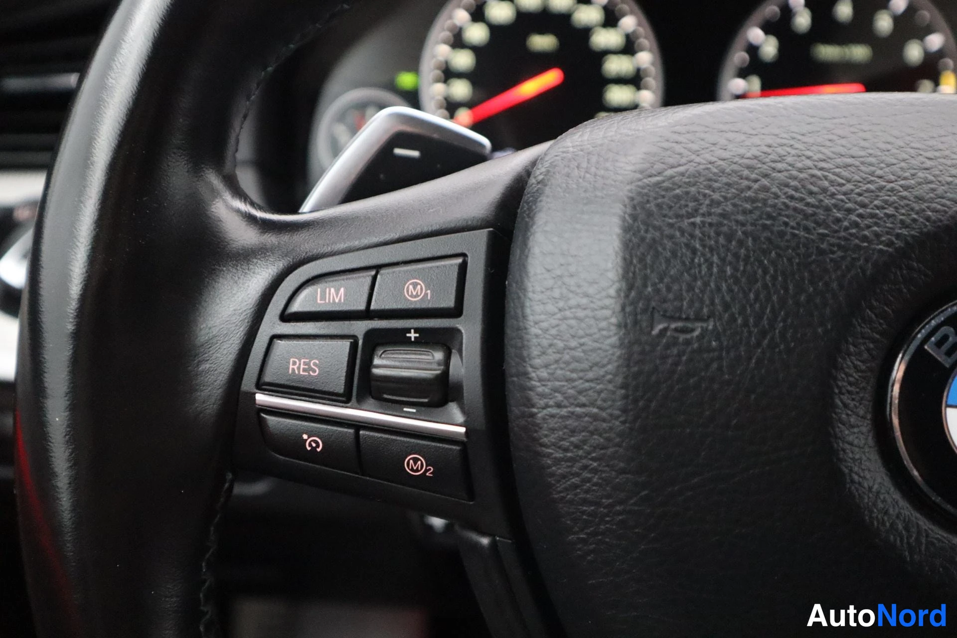 Valkoinen BMW M5 2013, sivulta, kuva 8