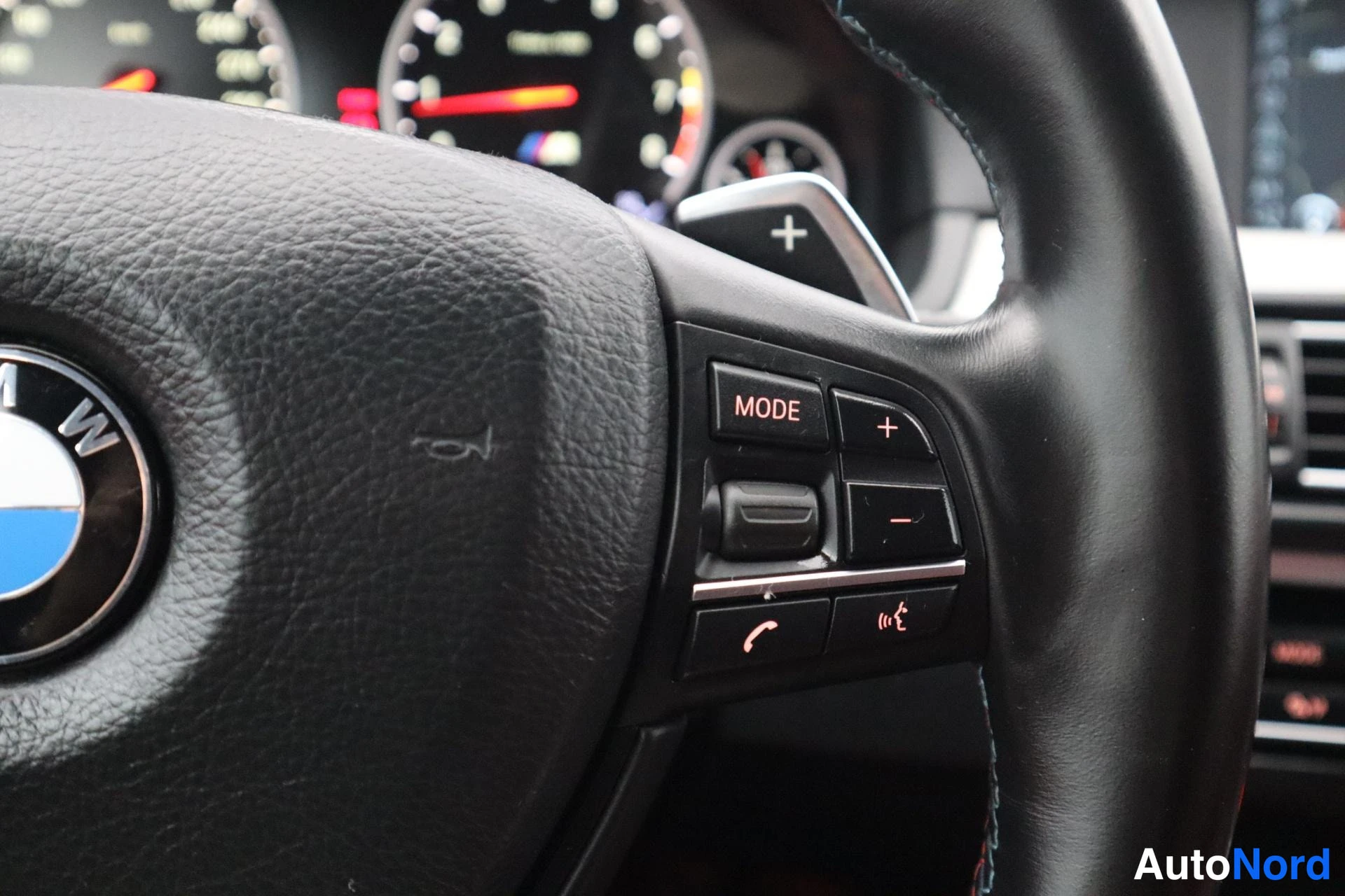 Valkoinen BMW M5 2013, sivulta, kuva 9