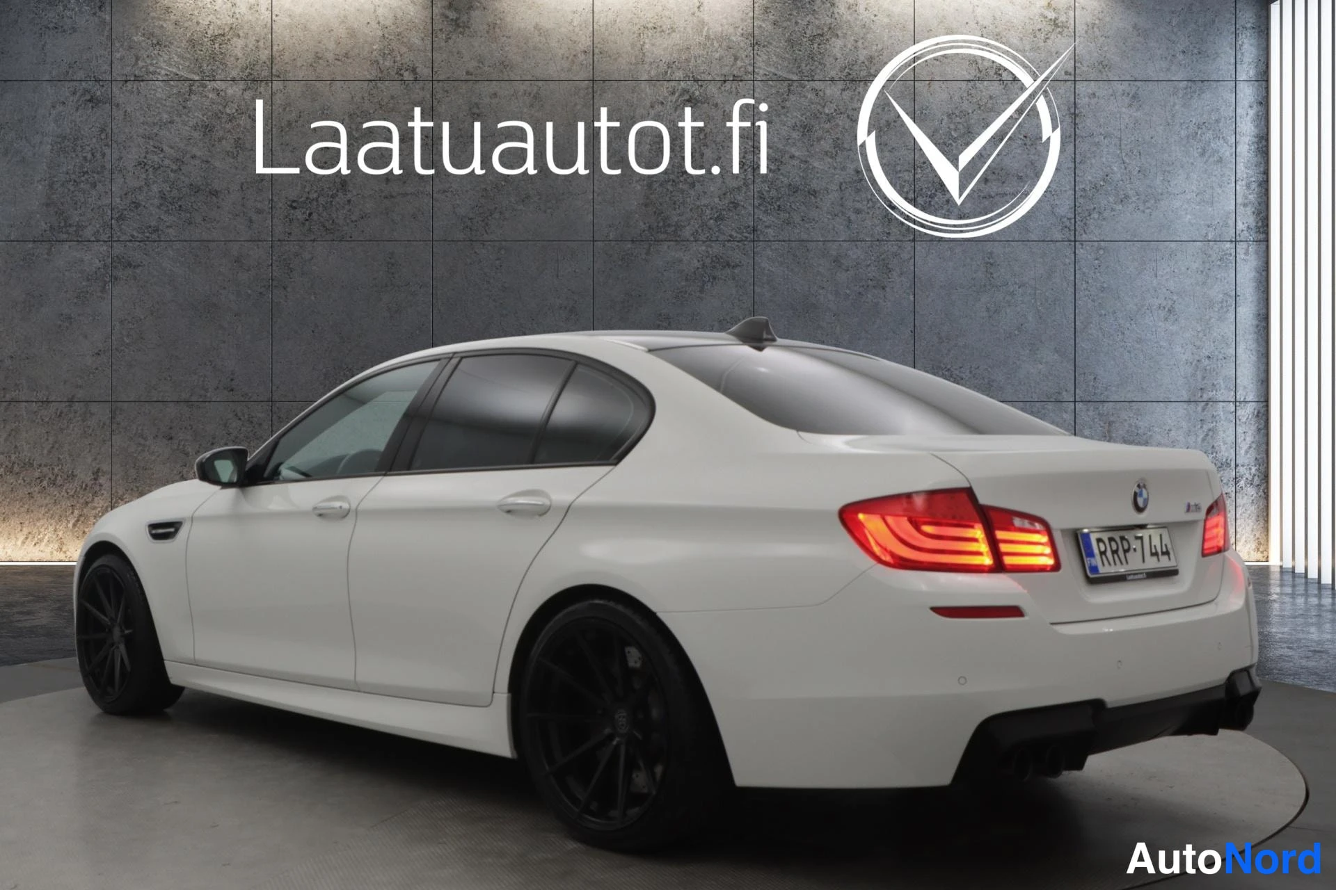 Valkoinen BMW M5 2013, takaviisto, kuva 10