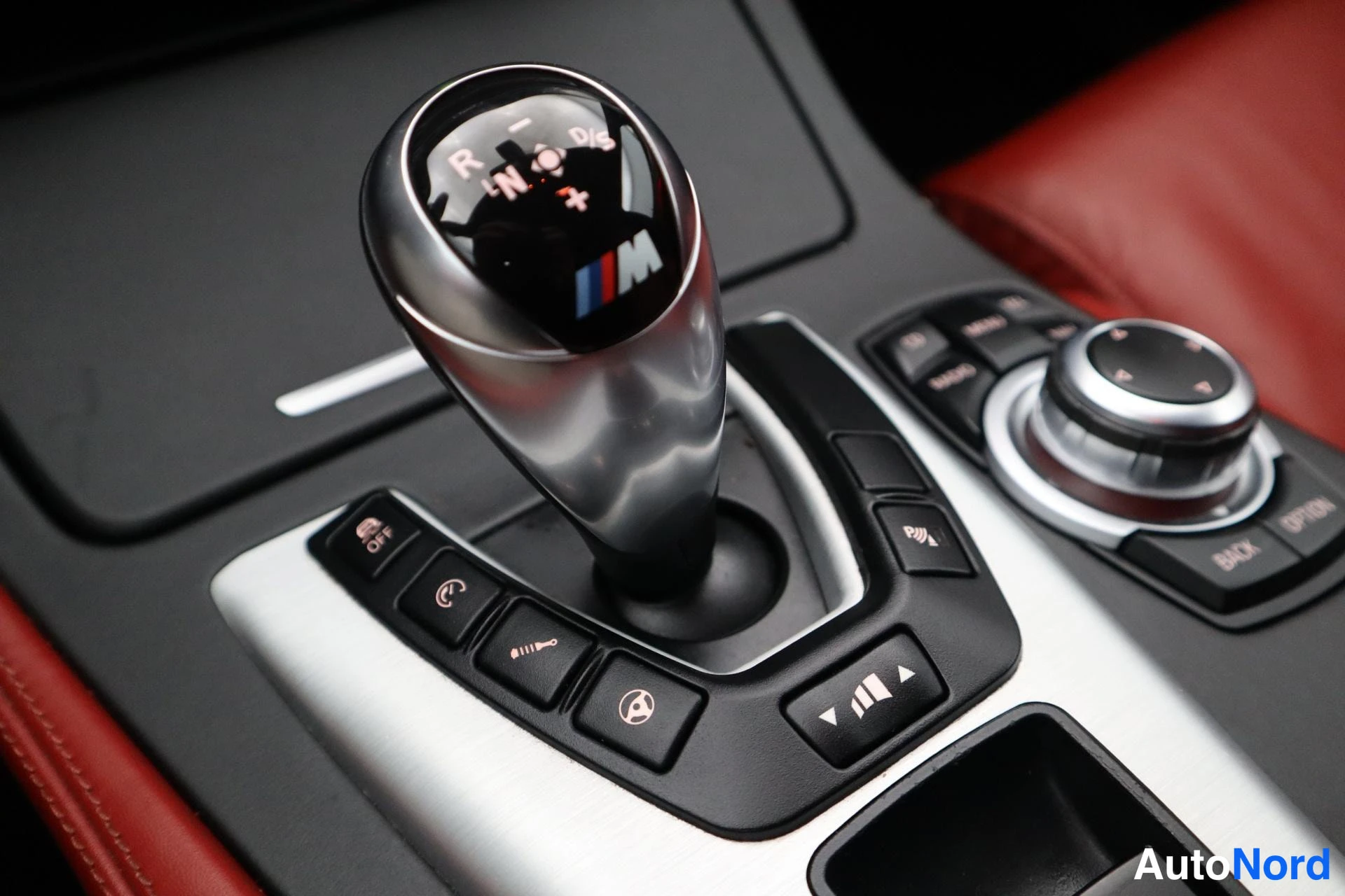 Valkoinen BMW M5 2013, yksityiskohta, kuva 15