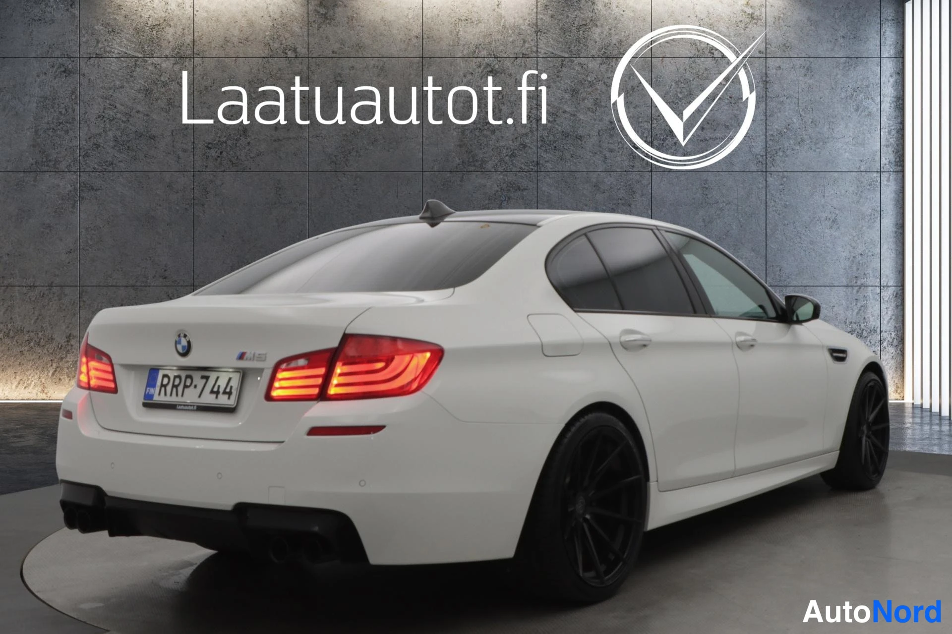 Valkoinen BMW M5 2013, takaviisto, kuva 11