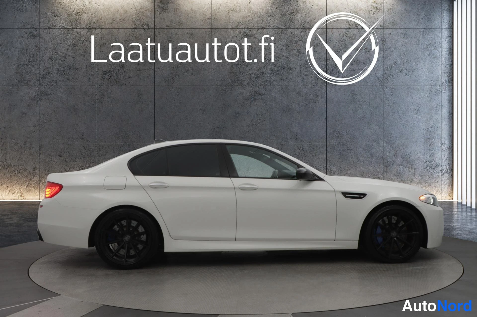 Valkoinen BMW M5 2013, etuviisto, keula oikealle, kuva 4