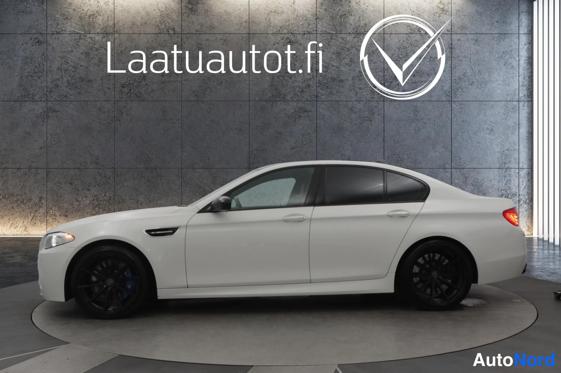 Valkoinen BMW M5 2013, etuviisto, keula vasemmalle, kuva 2