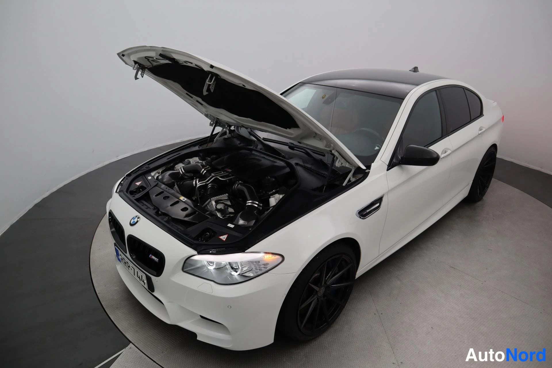 Valkoinen BMW M5 2013, etuviisto, keula vasemmalle, kuva 3