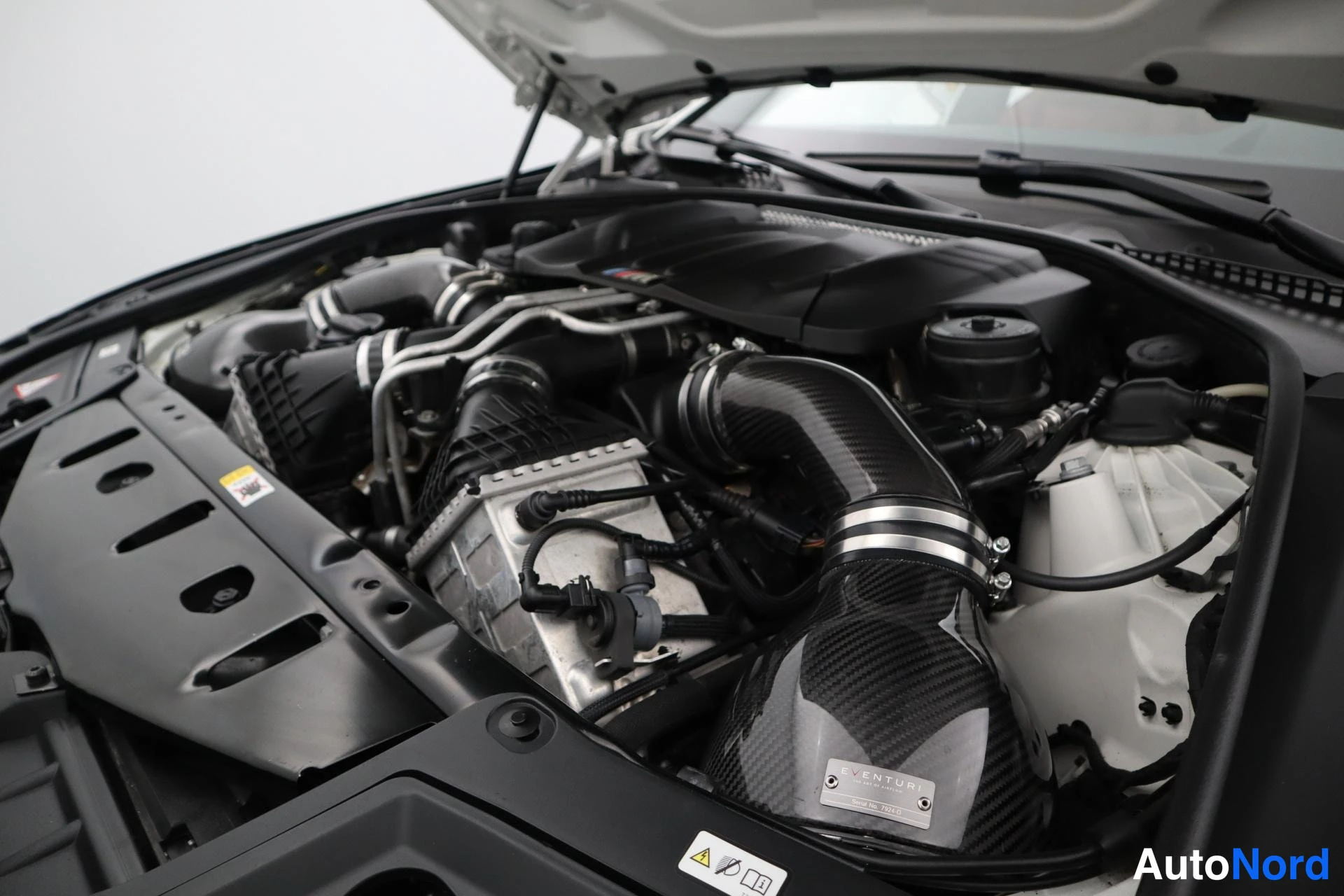 Valkoinen BMW M5 2013, kuva 35