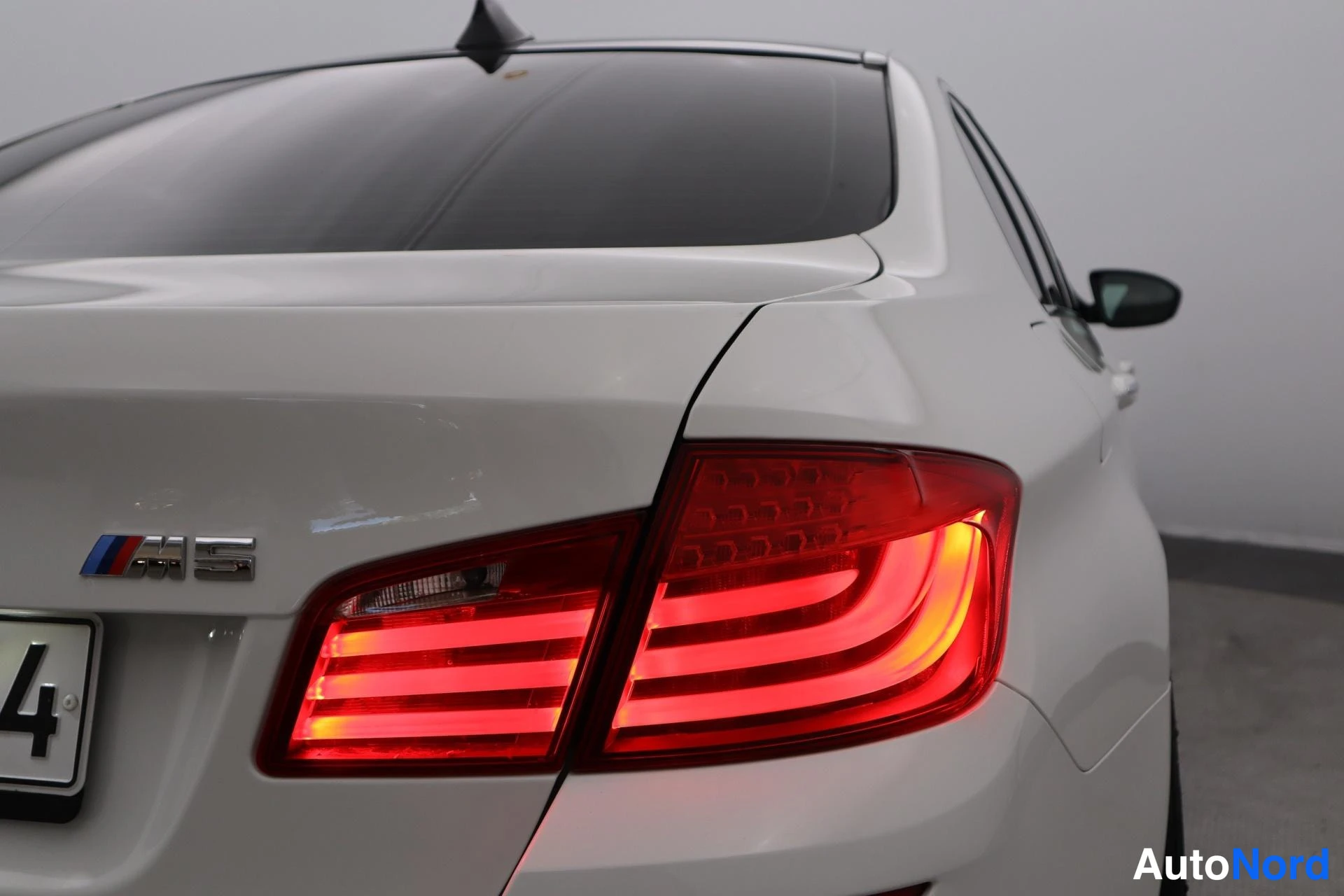 Valkoinen BMW M5 2013, takaa, kuva 12