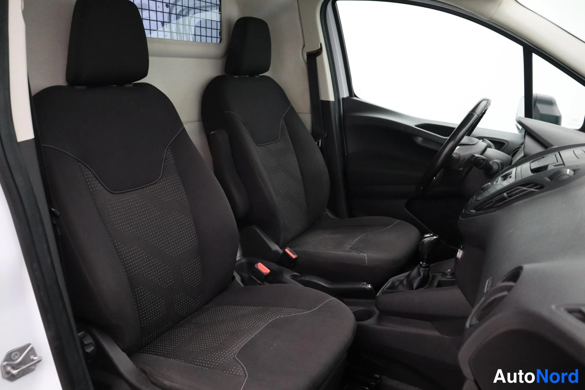 Valkoinen Ford Transit Courier 2019, kuva 12
