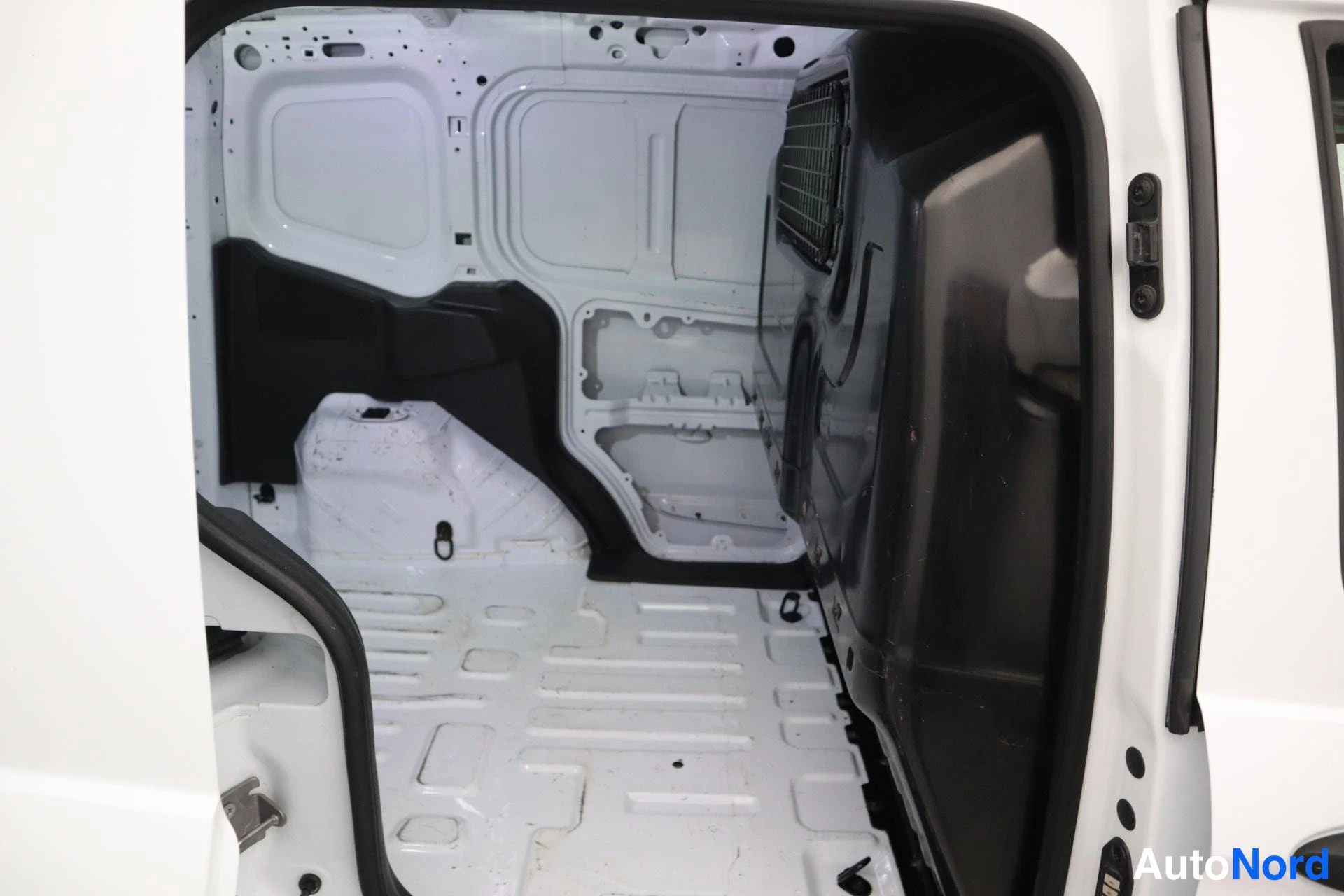 Valkoinen Ford Transit Courier 2019, kuva 21