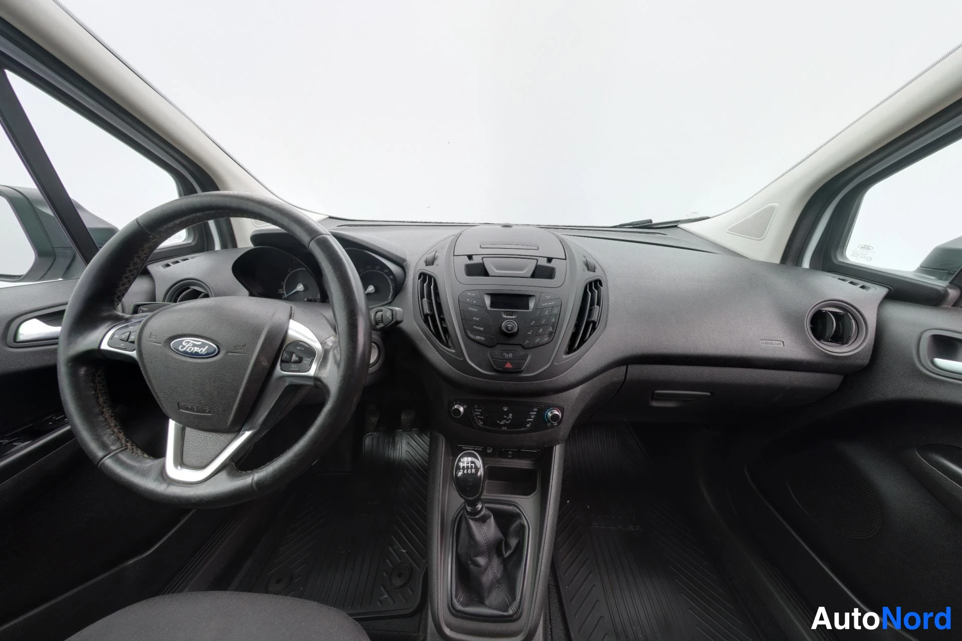 Valkoinen Ford Transit Courier 2019, kuva 7