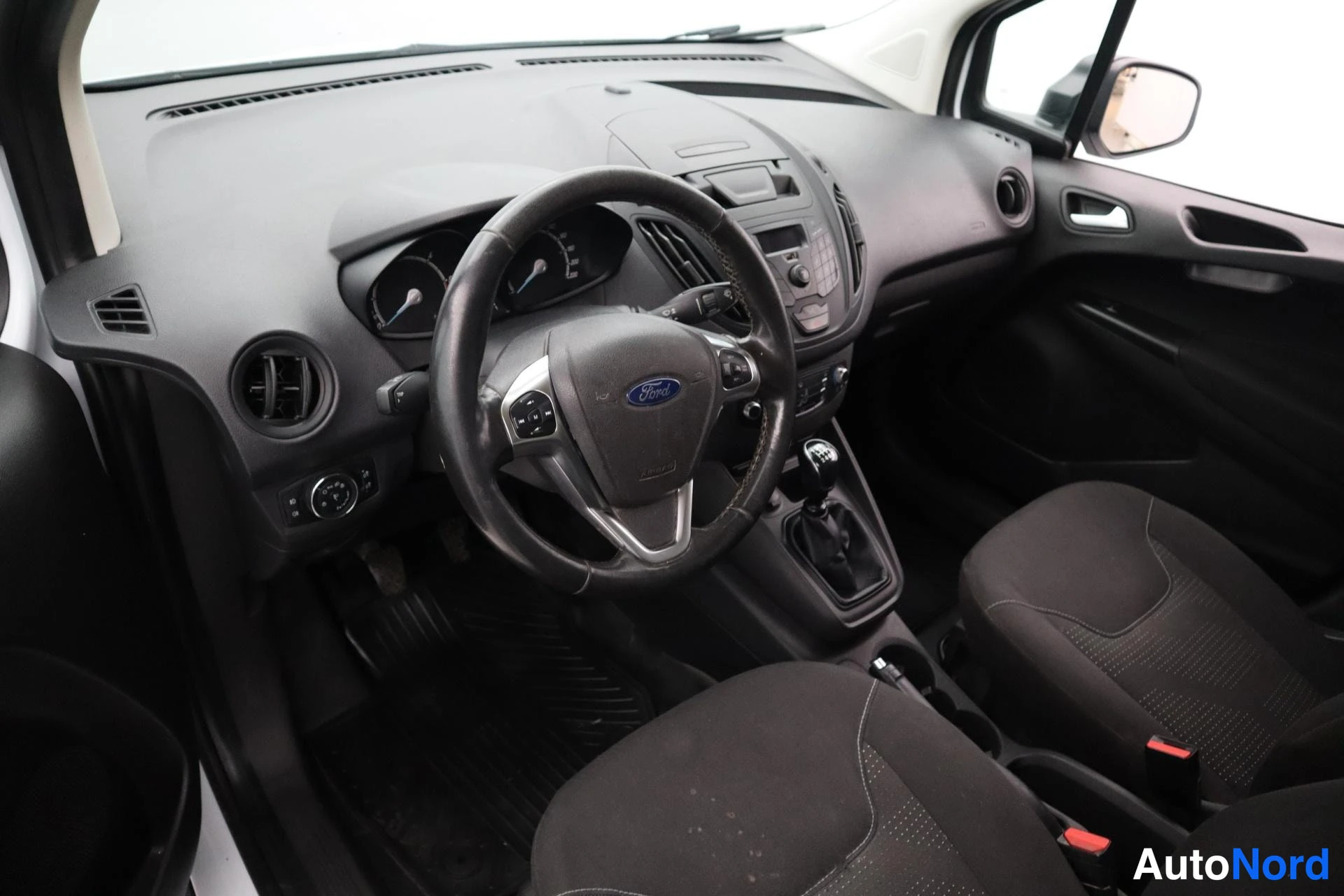Valkoinen Ford Transit Courier 2019, kuva 9