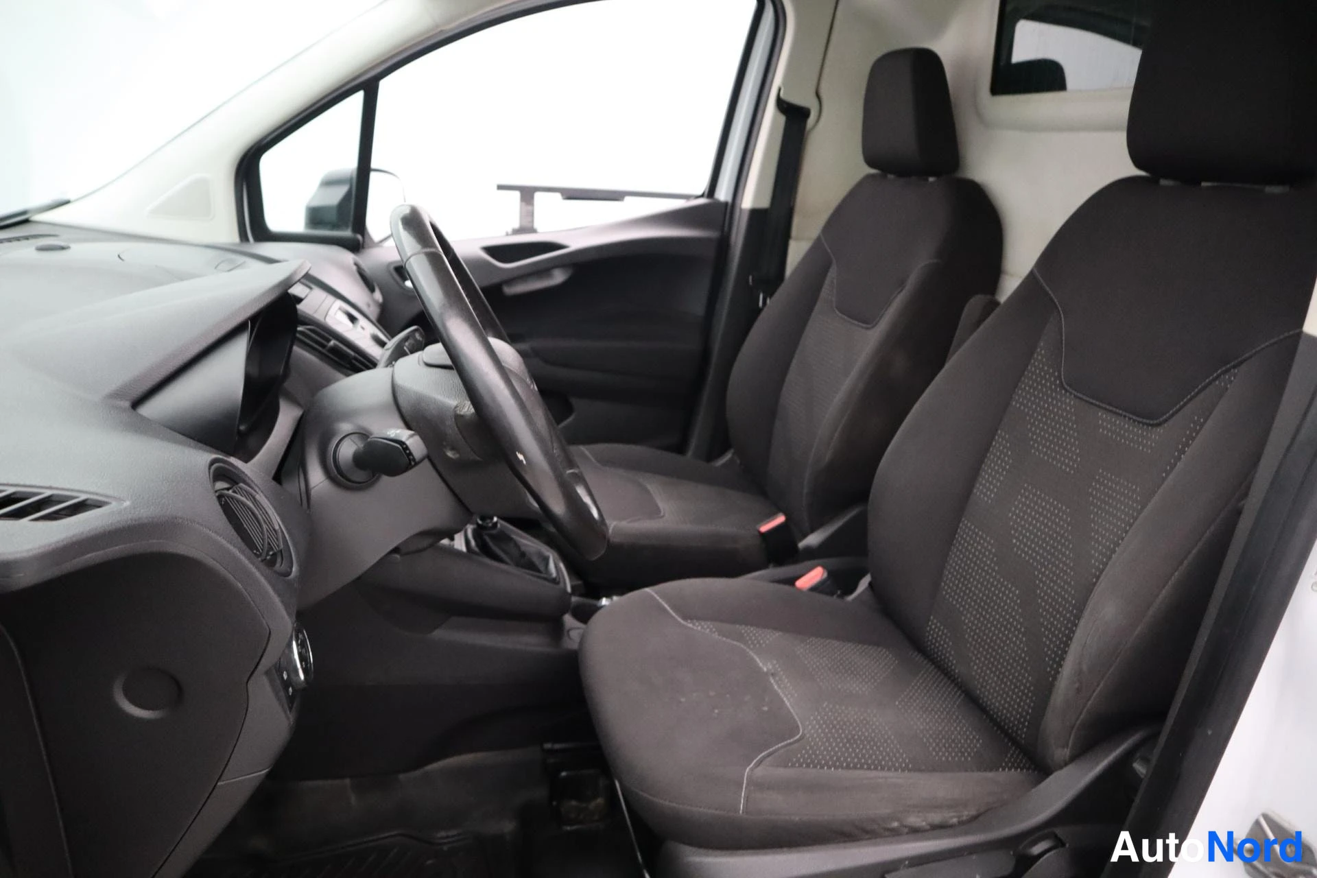 Valkoinen Ford Transit Courier 2019, kuva 10