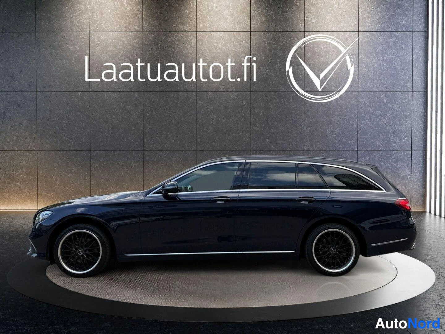 Sininen Mercedes-Benz E 2017, kuva 16