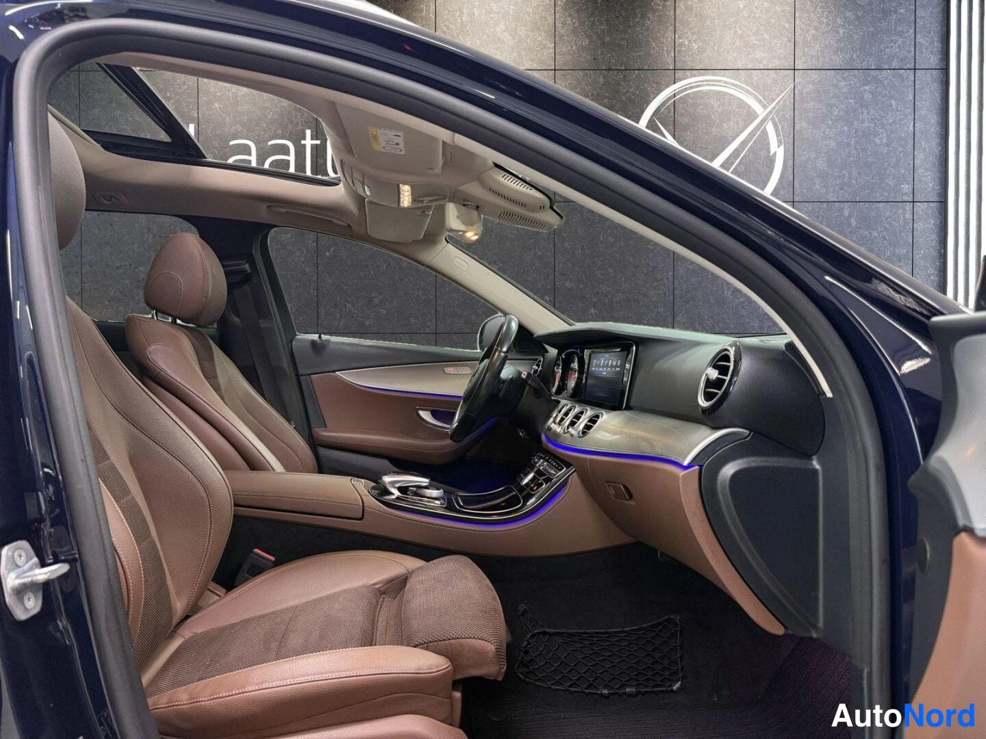 Sininen Mercedes-Benz E 2017, kuva 6
