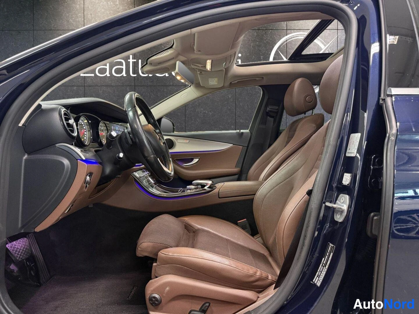 Sininen Mercedes-Benz E 2017, kuva 20