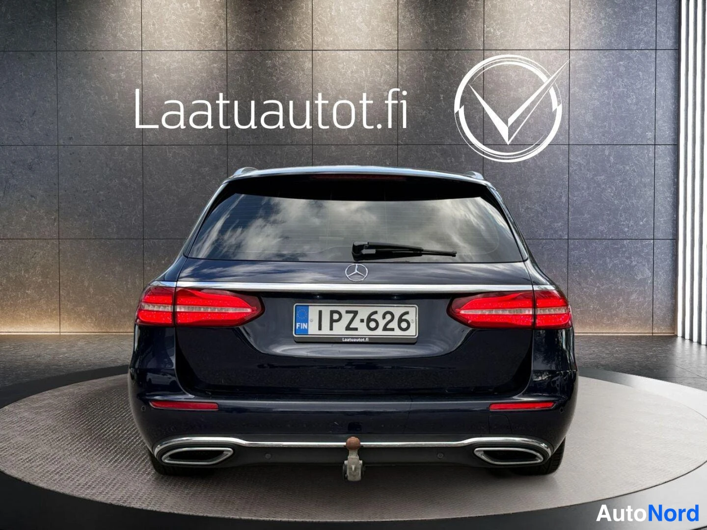 Sininen Mercedes-Benz E 2017, takaa, kuva 4
