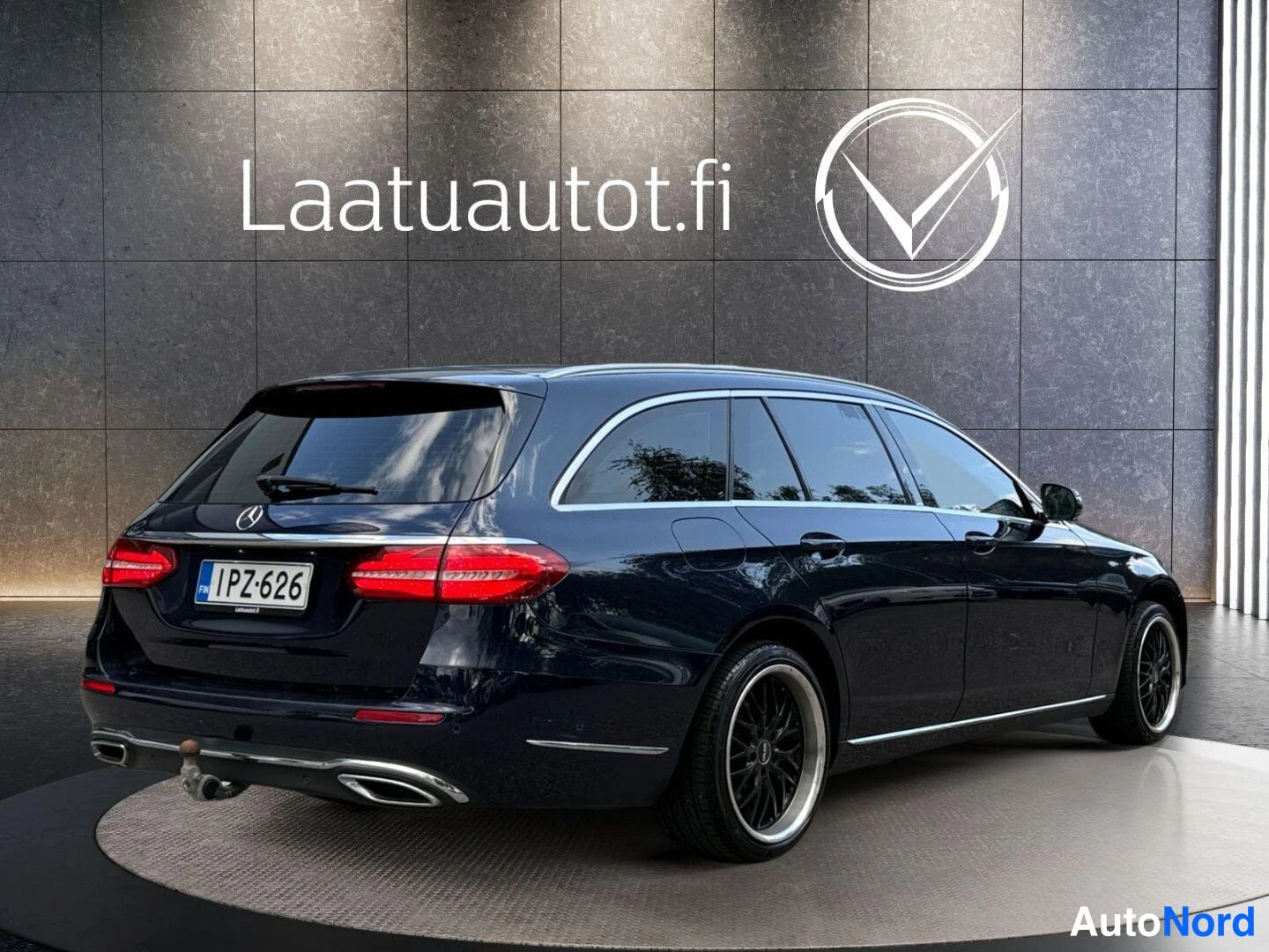 Sininen Mercedes-Benz E 2017, takaviisto, kuva 3