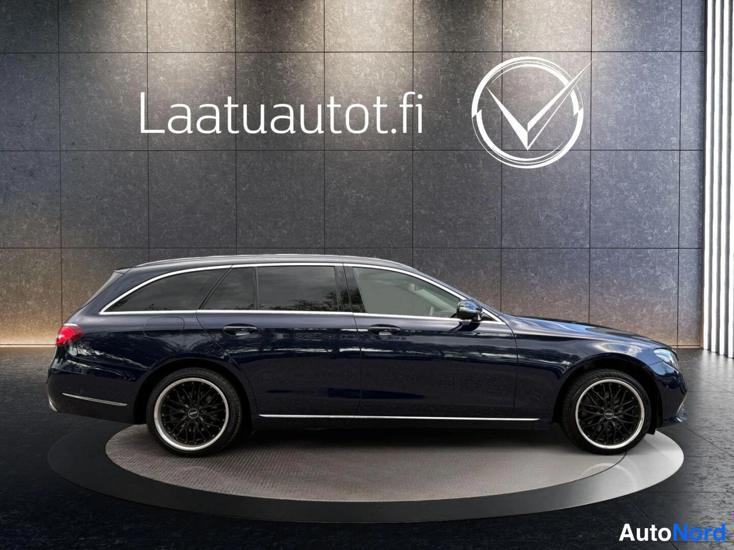 Sininen Mercedes-Benz E 2017, sivulta, kuva 2