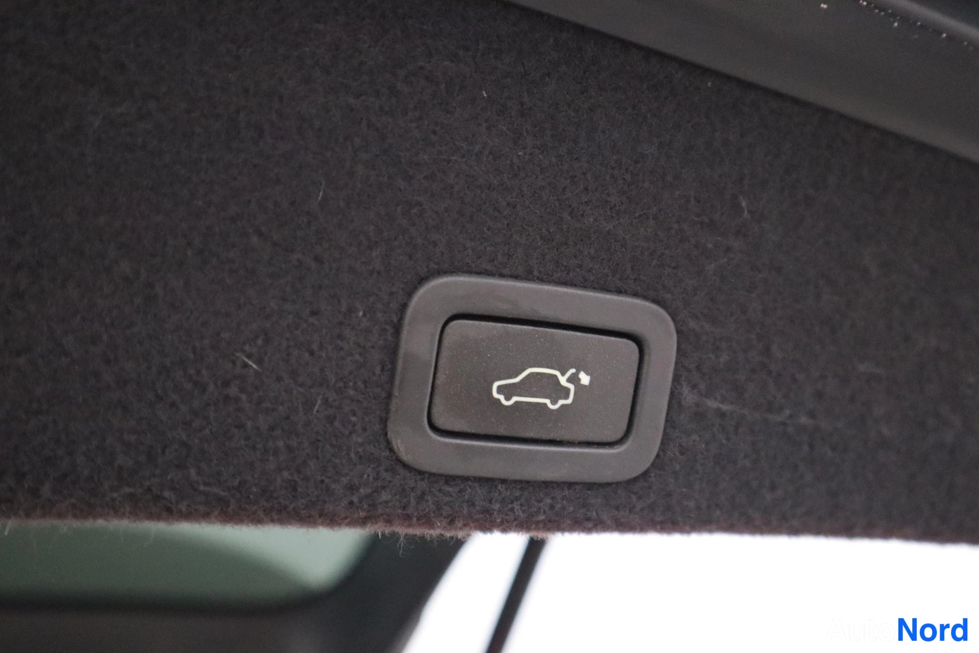 Valkoinen Volvo XC60 2016, kuva 8