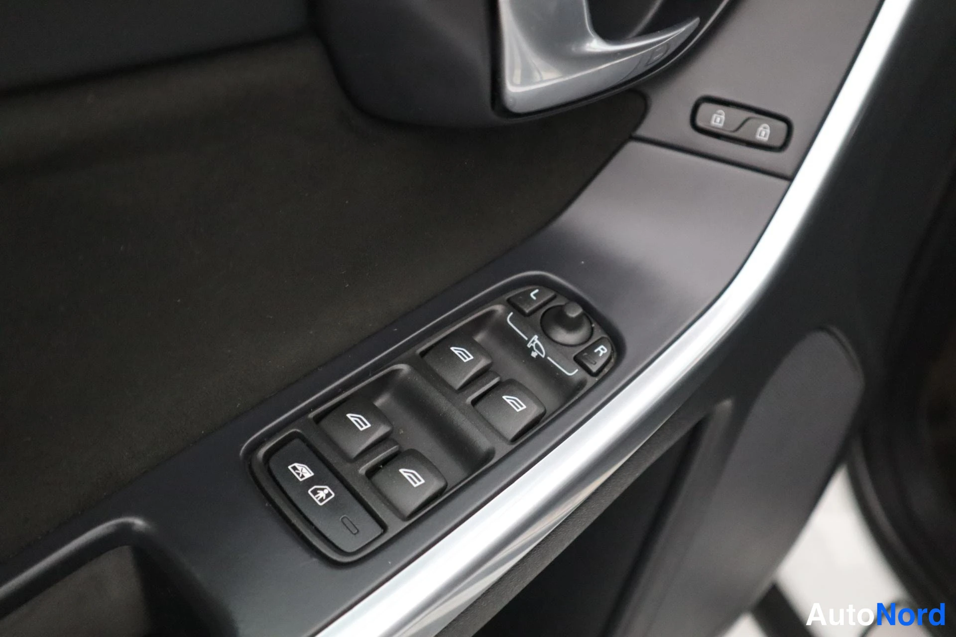 Valkoinen Volvo XC60 2016, kuva 36