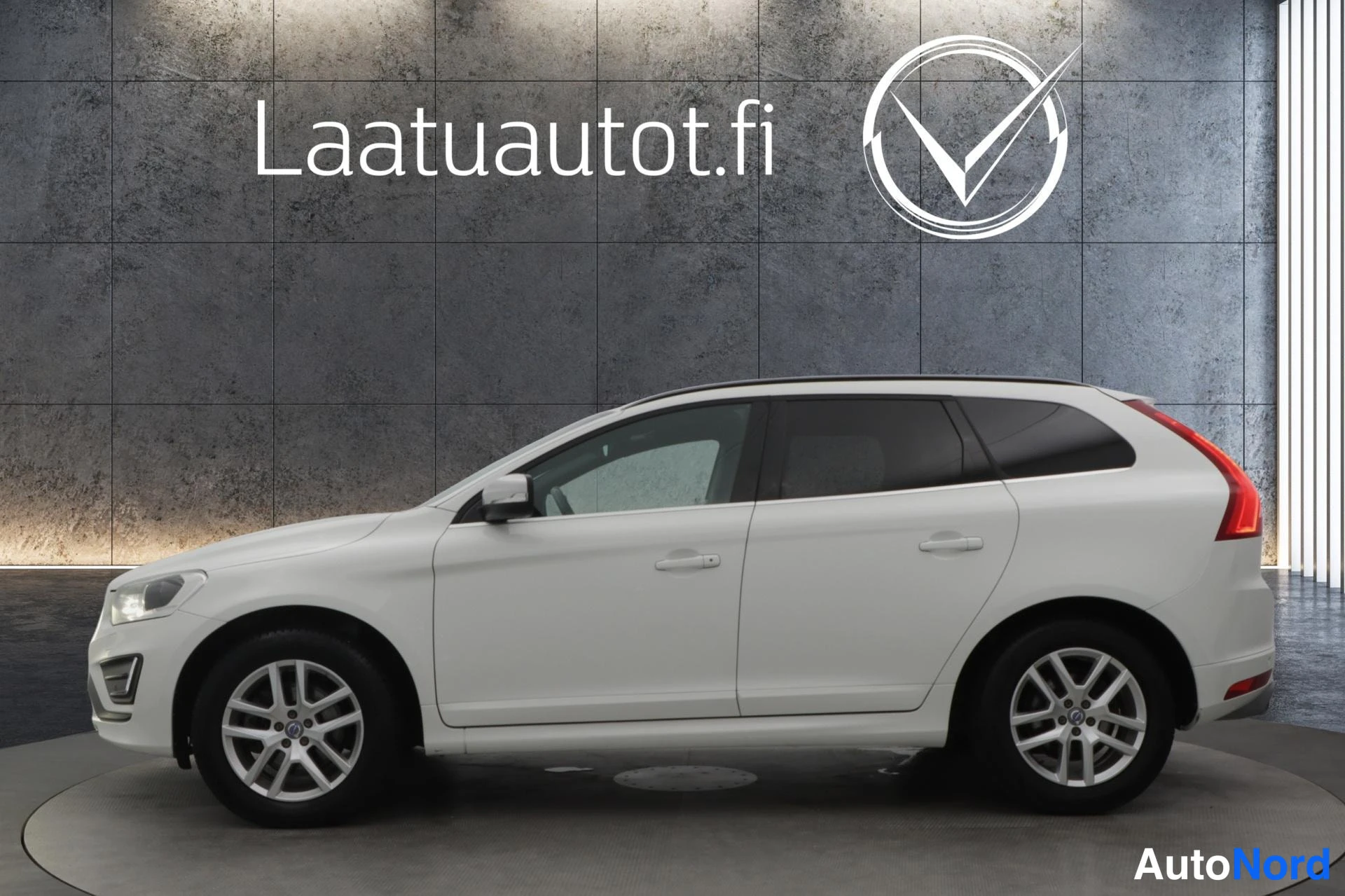 Valkoinen Volvo XC60 2016, kuva 31