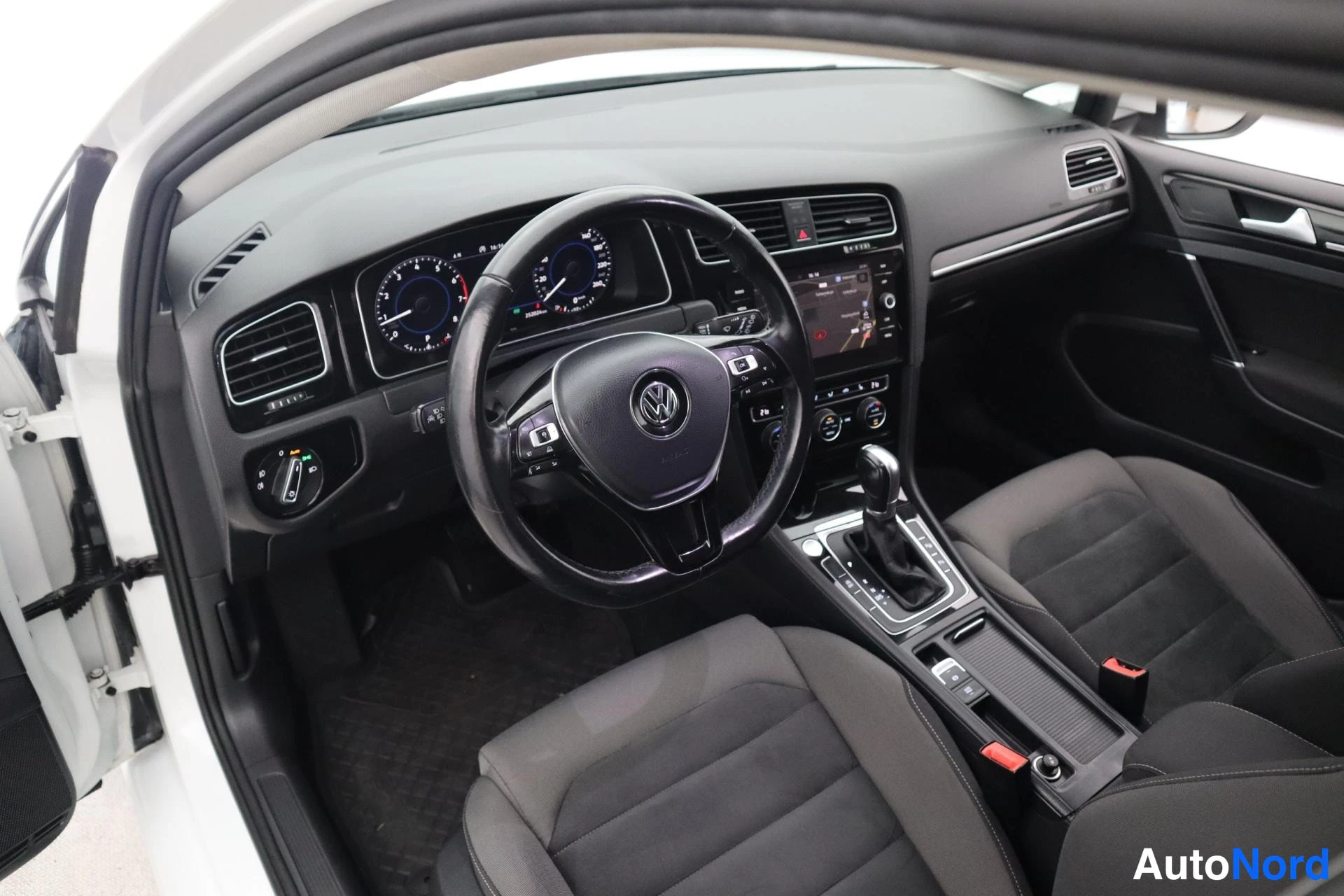 Valkoinen Volkswagen Golf 2018, kuva 12