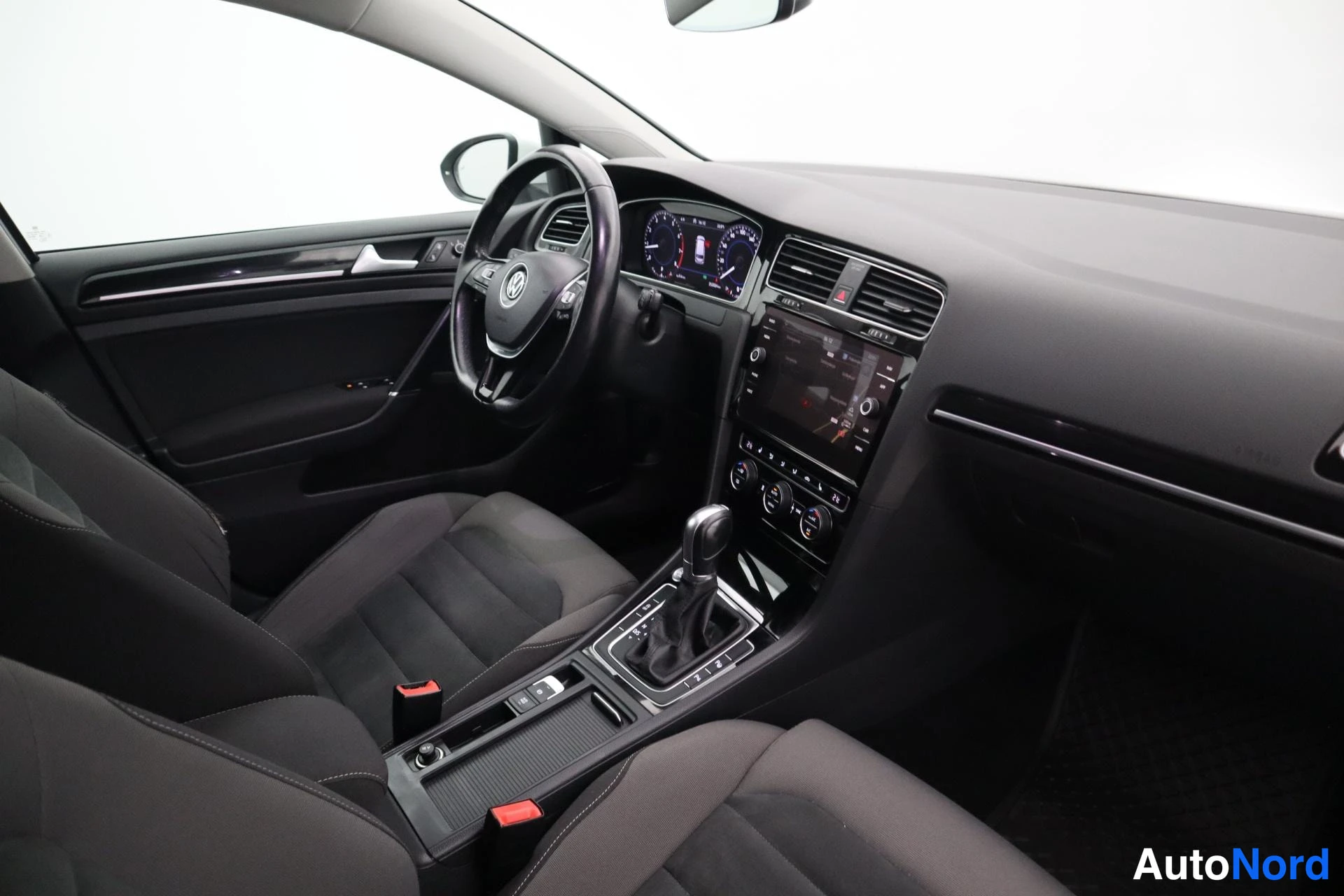 Valkoinen Volkswagen Golf 2018, kuva 15