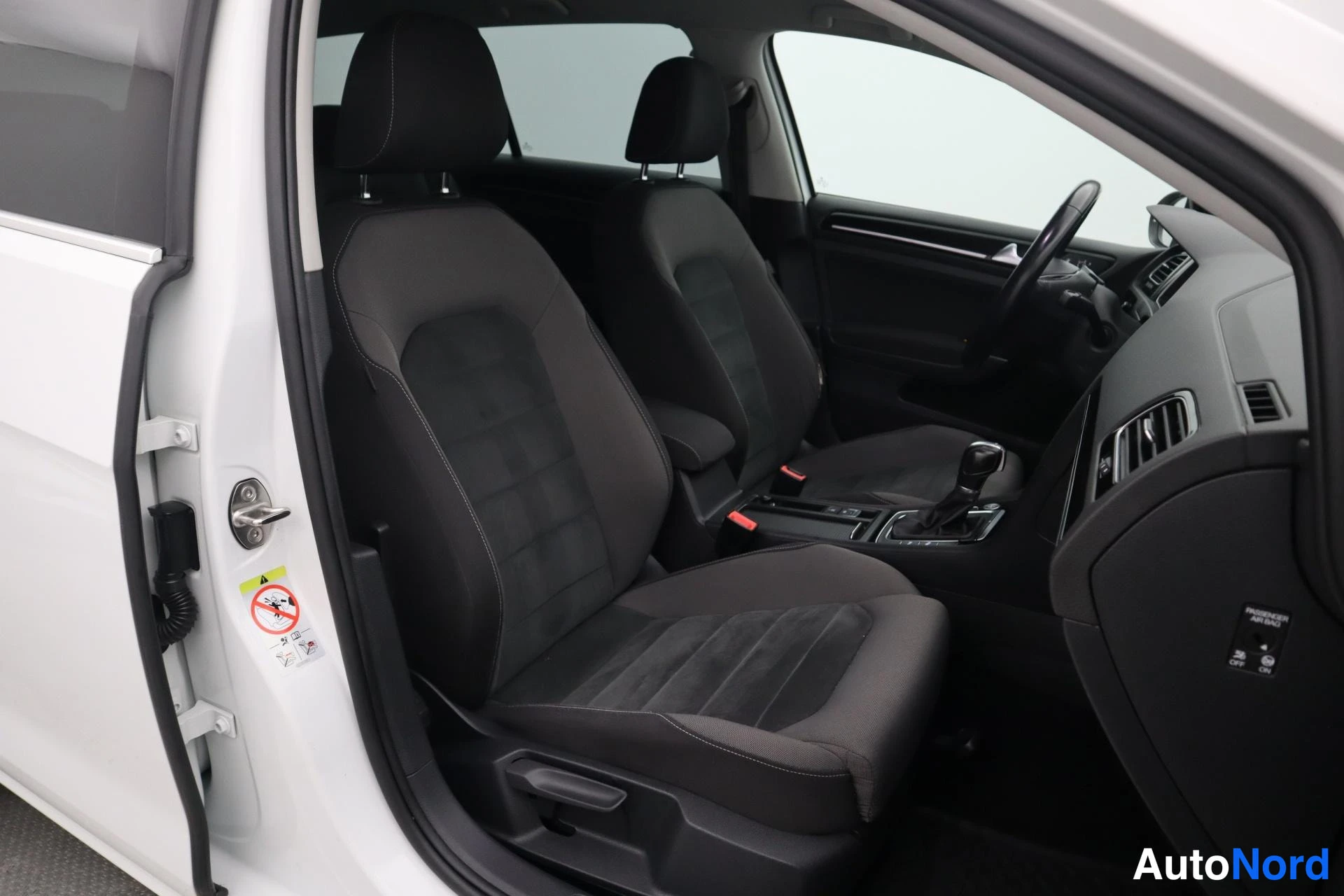 Valkoinen Volkswagen Golf 2018, kuva 16