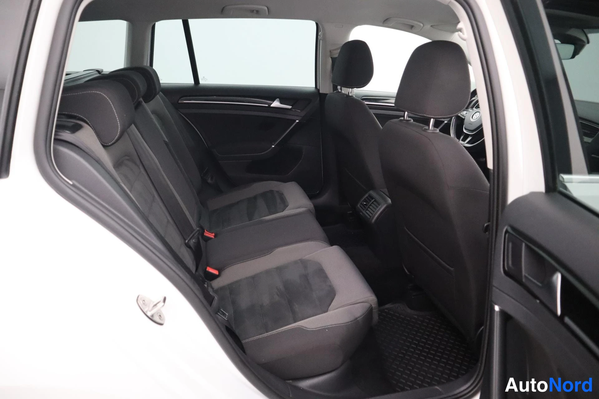 Valkoinen Volkswagen Golf 2018, kuva 19