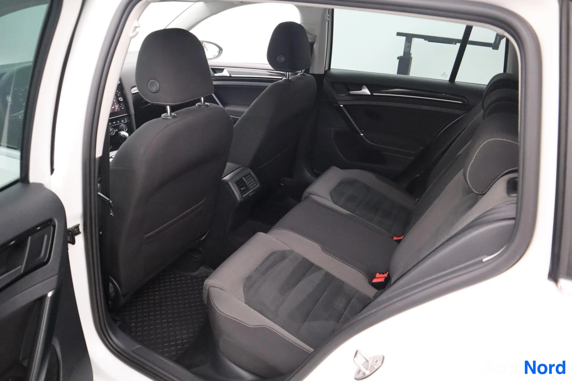 Valkoinen Volkswagen Golf 2018, kuva 20