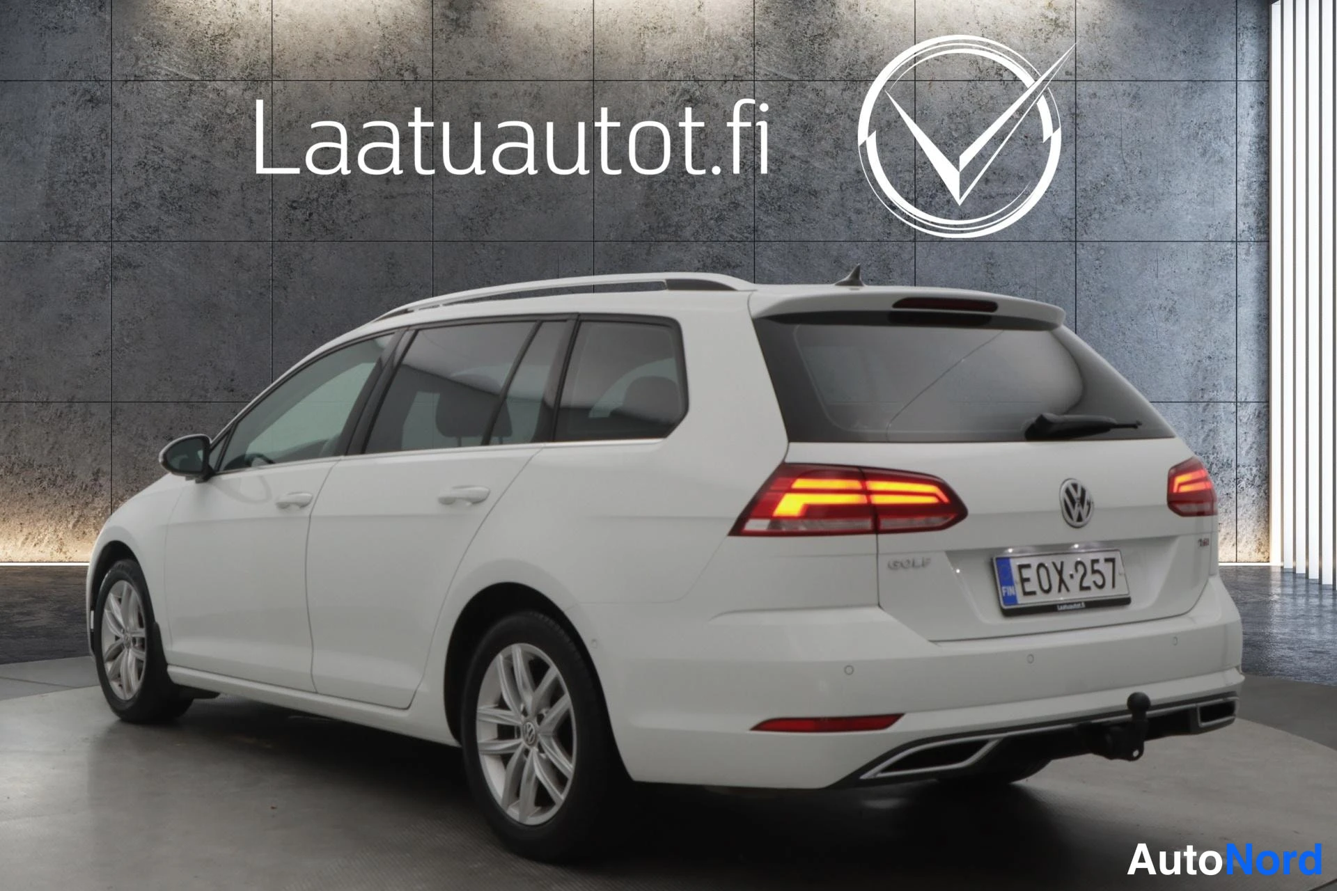 Valkoinen Volkswagen Golf 2018, takaviisto, kuva 6