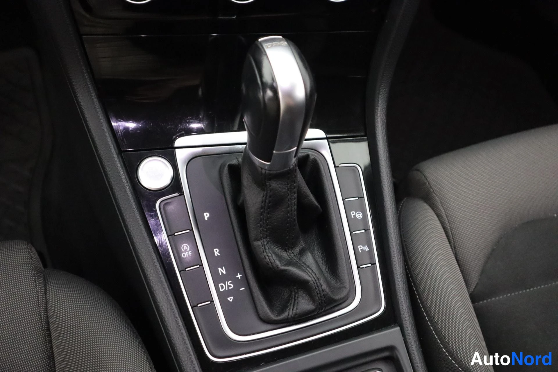 Valkoinen Volkswagen Golf 2018, kuva 31