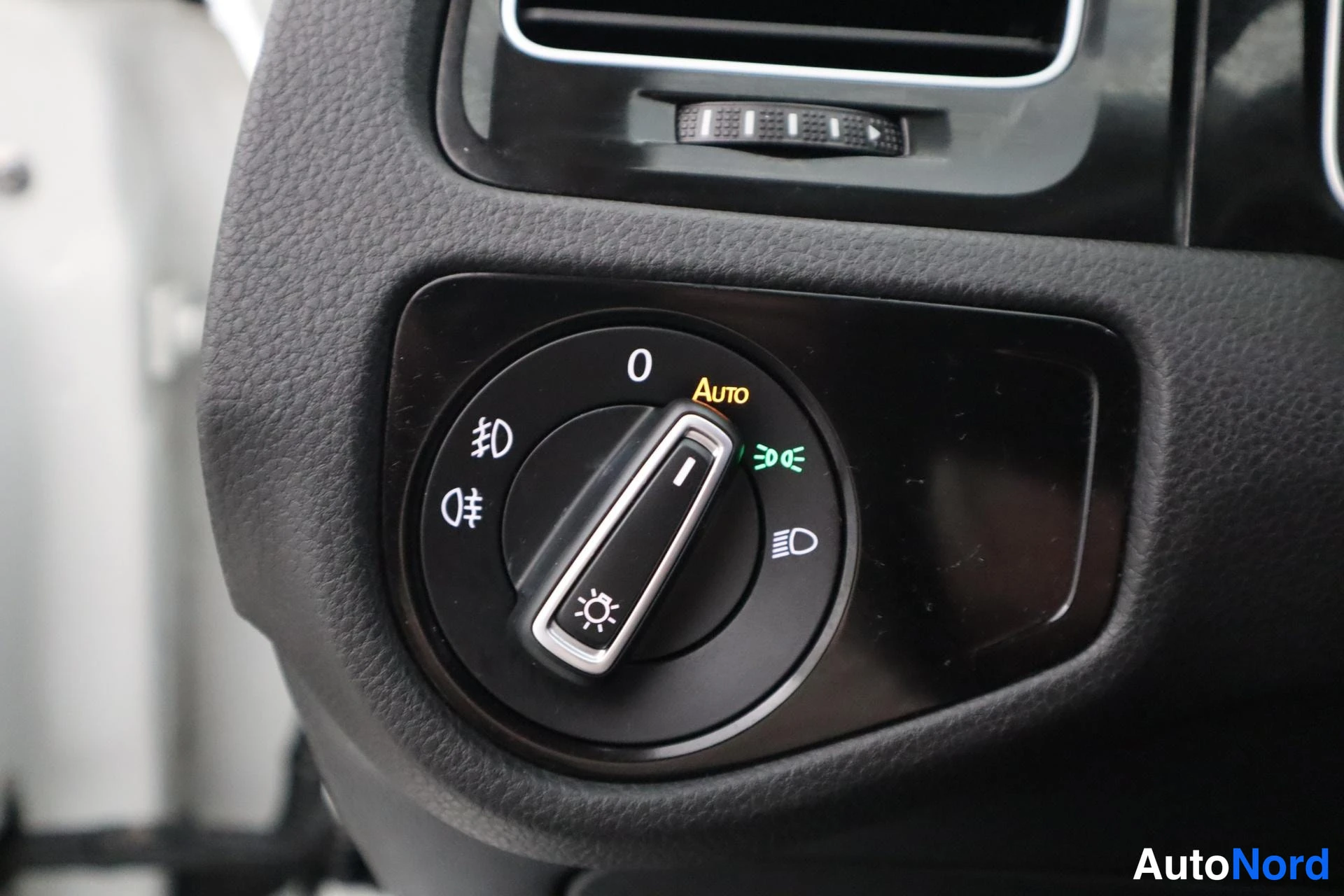 Valkoinen Volkswagen Golf 2018, kuva 32