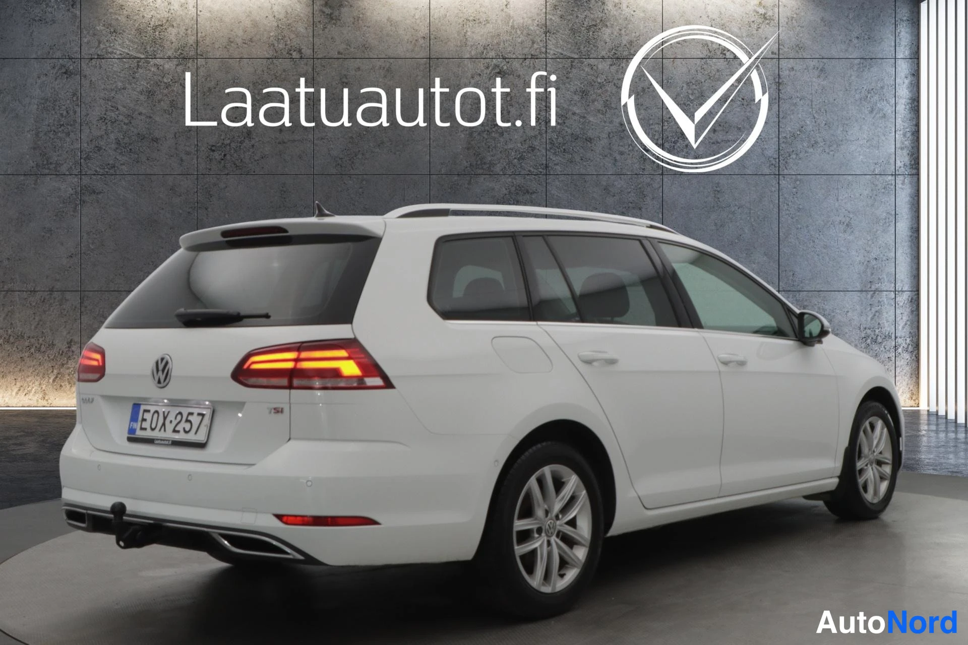Valkoinen Volkswagen Golf 2018, takaviisto, kuva 7