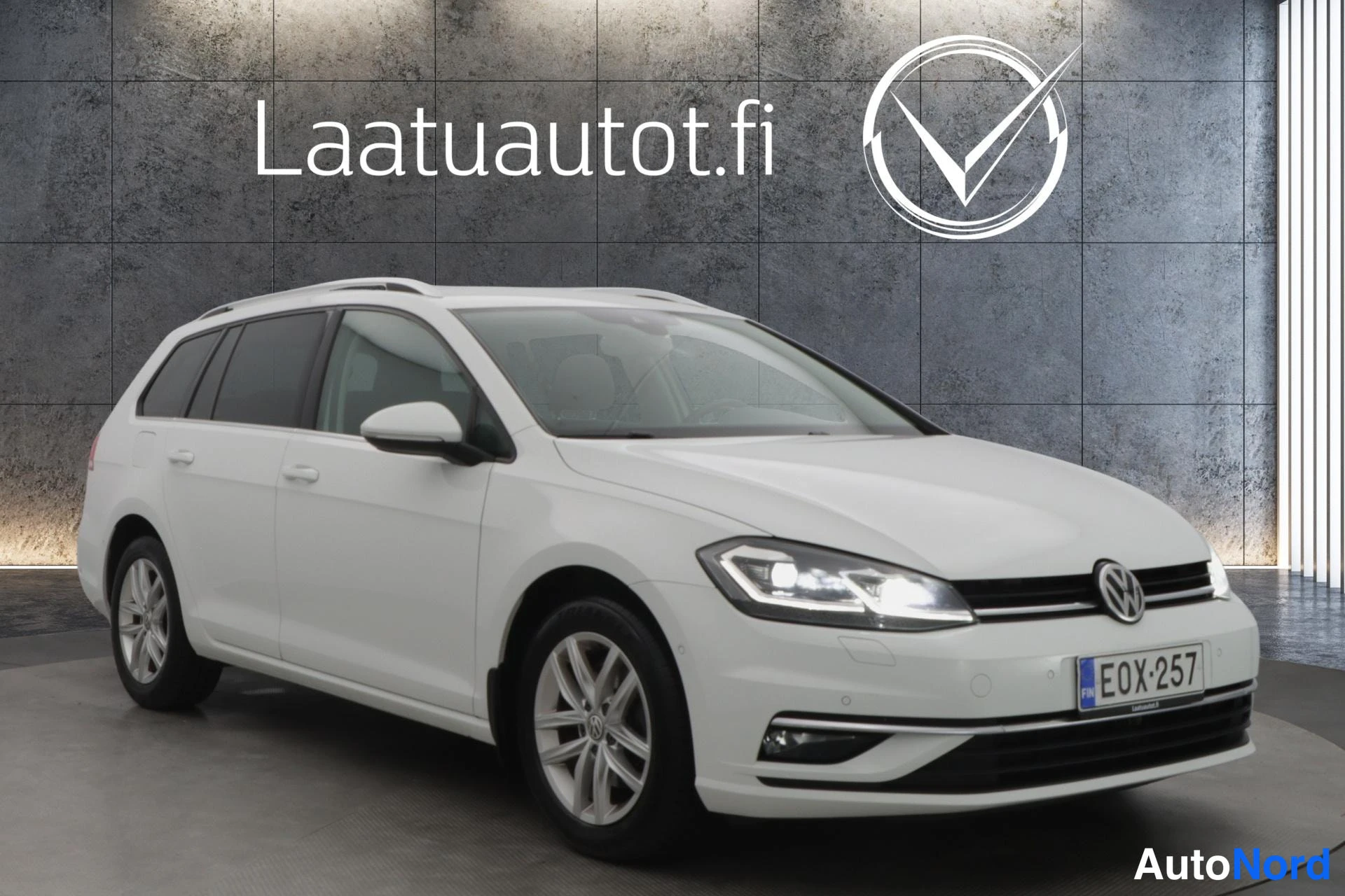 Valkoinen Volkswagen Golf 2018, etuviisto, keula oikealle, kuva 3