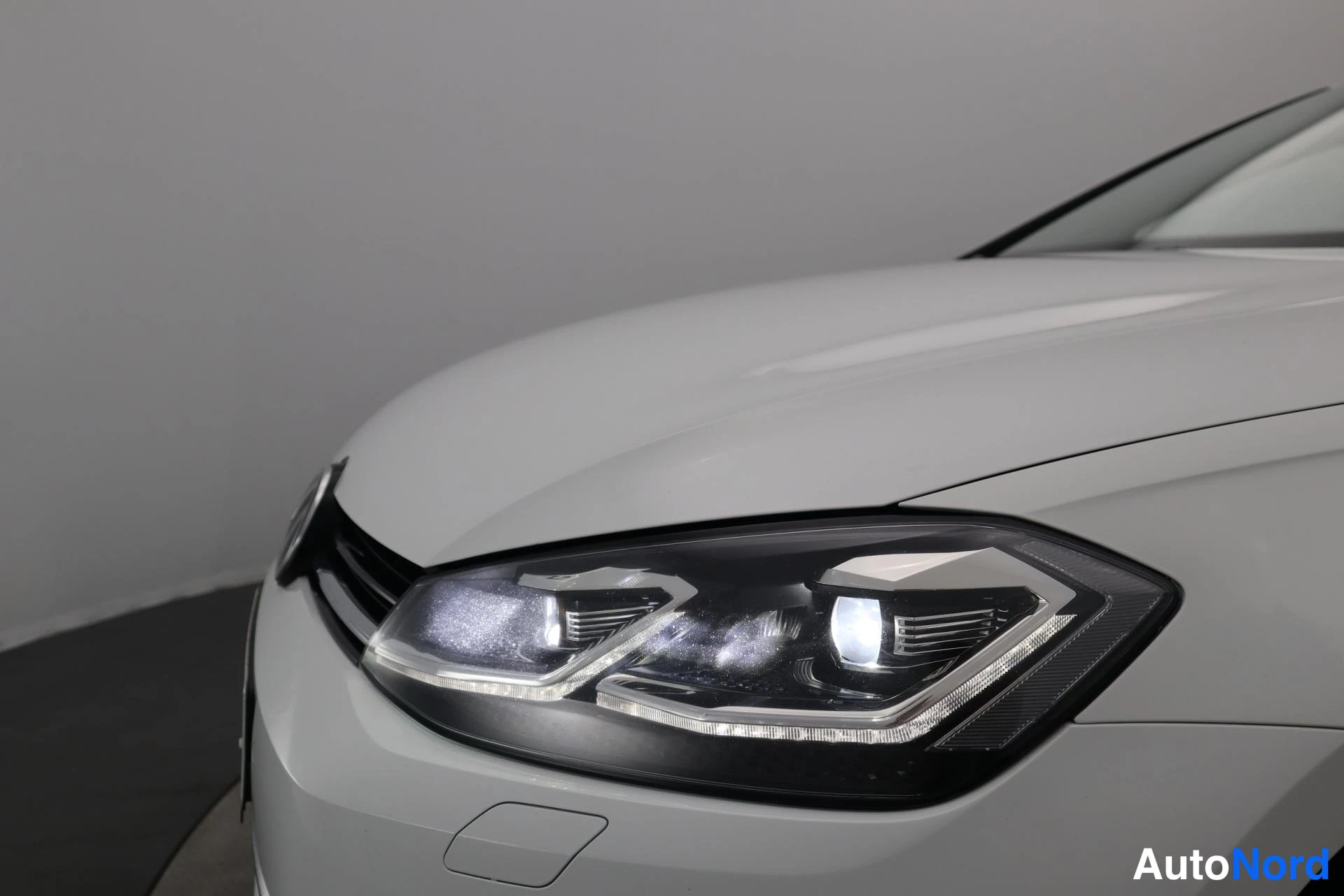 Valkoinen Volkswagen Golf 2018, edestä, kuva 4
