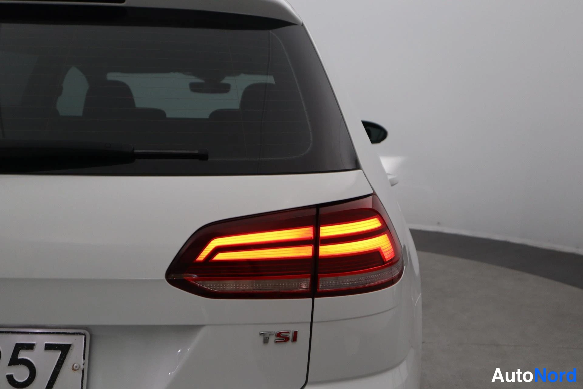 Valkoinen Volkswagen Golf 2018, takaa, kuva 8