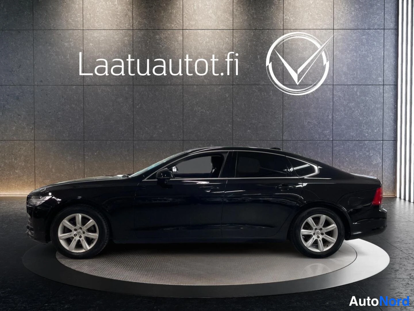 Valkoinen Volvo S90 2017, sivulta, kuva 6