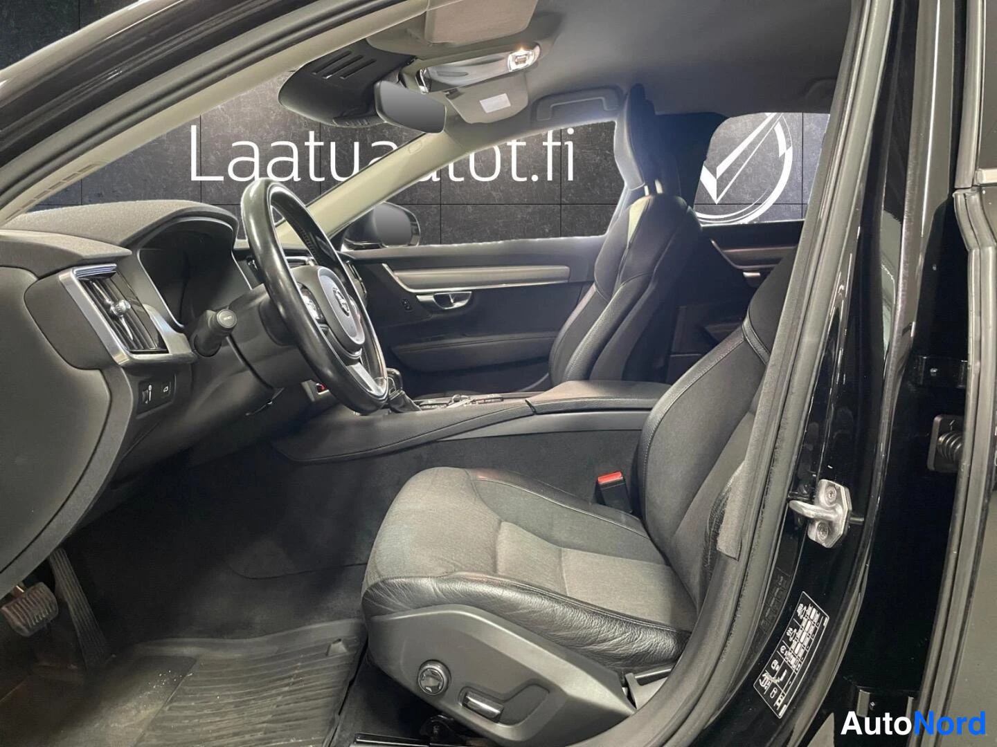 Valkoinen Volvo S90 2017, kuva 24