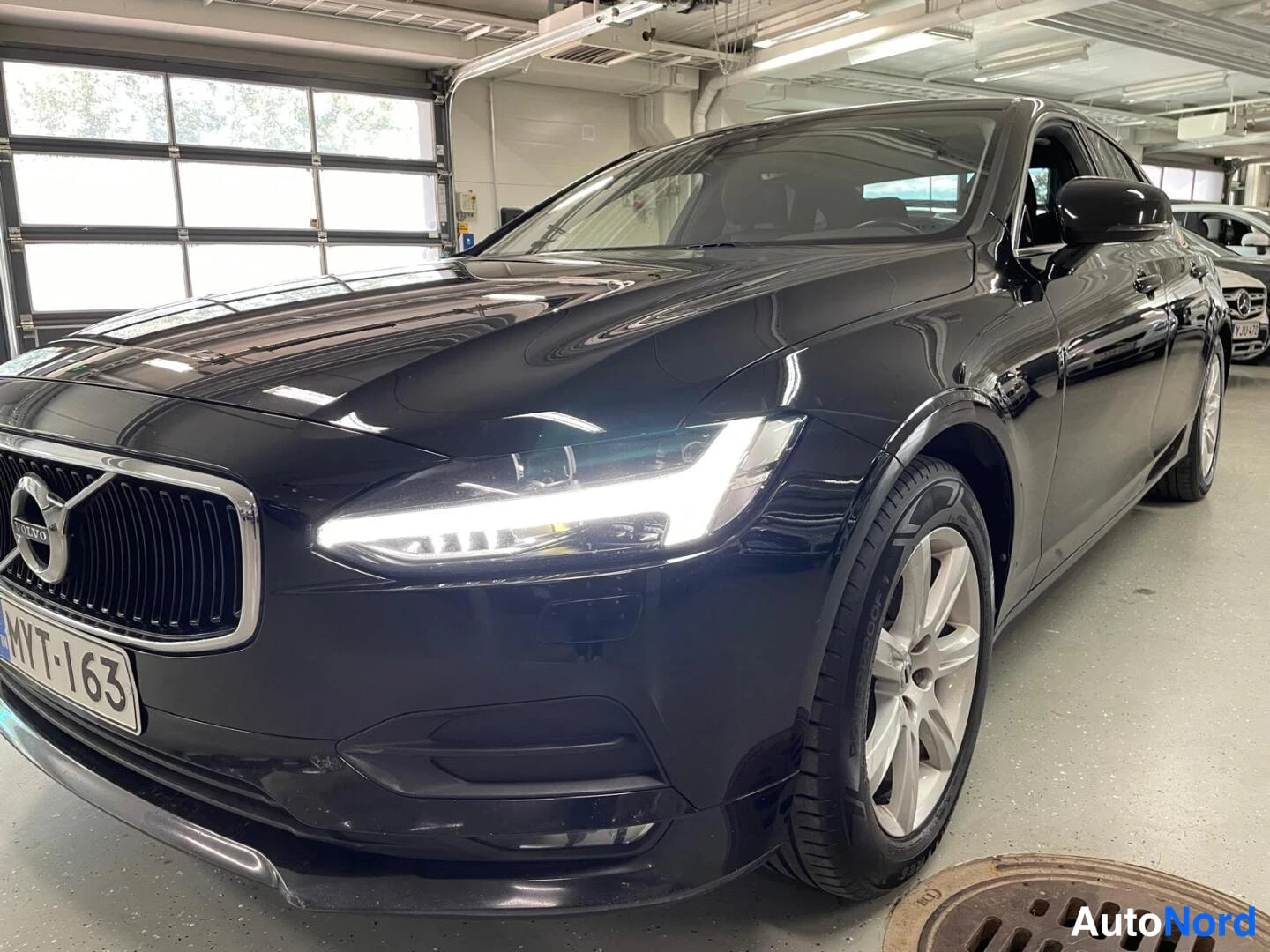 Valkoinen Volvo S90 2017, etuviisto, keula vasemmalle, kuva 2