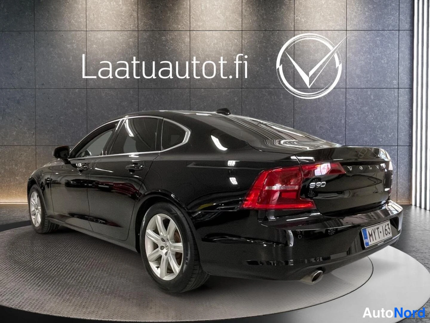Valkoinen Volvo S90 2017, takaviisto, kuva 9